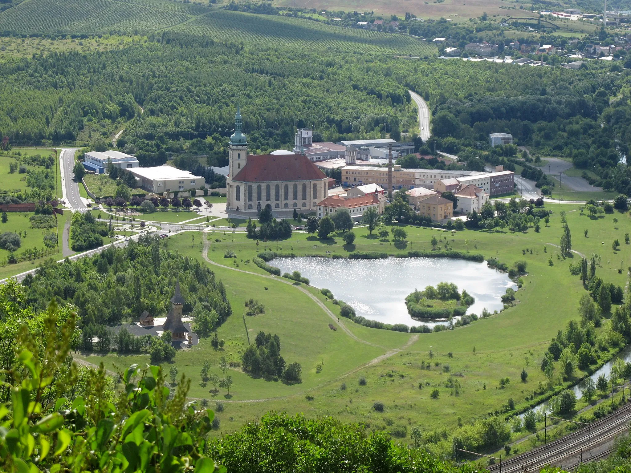 Photo showing: Pohled z kopce Hněvín na děkanský kostel