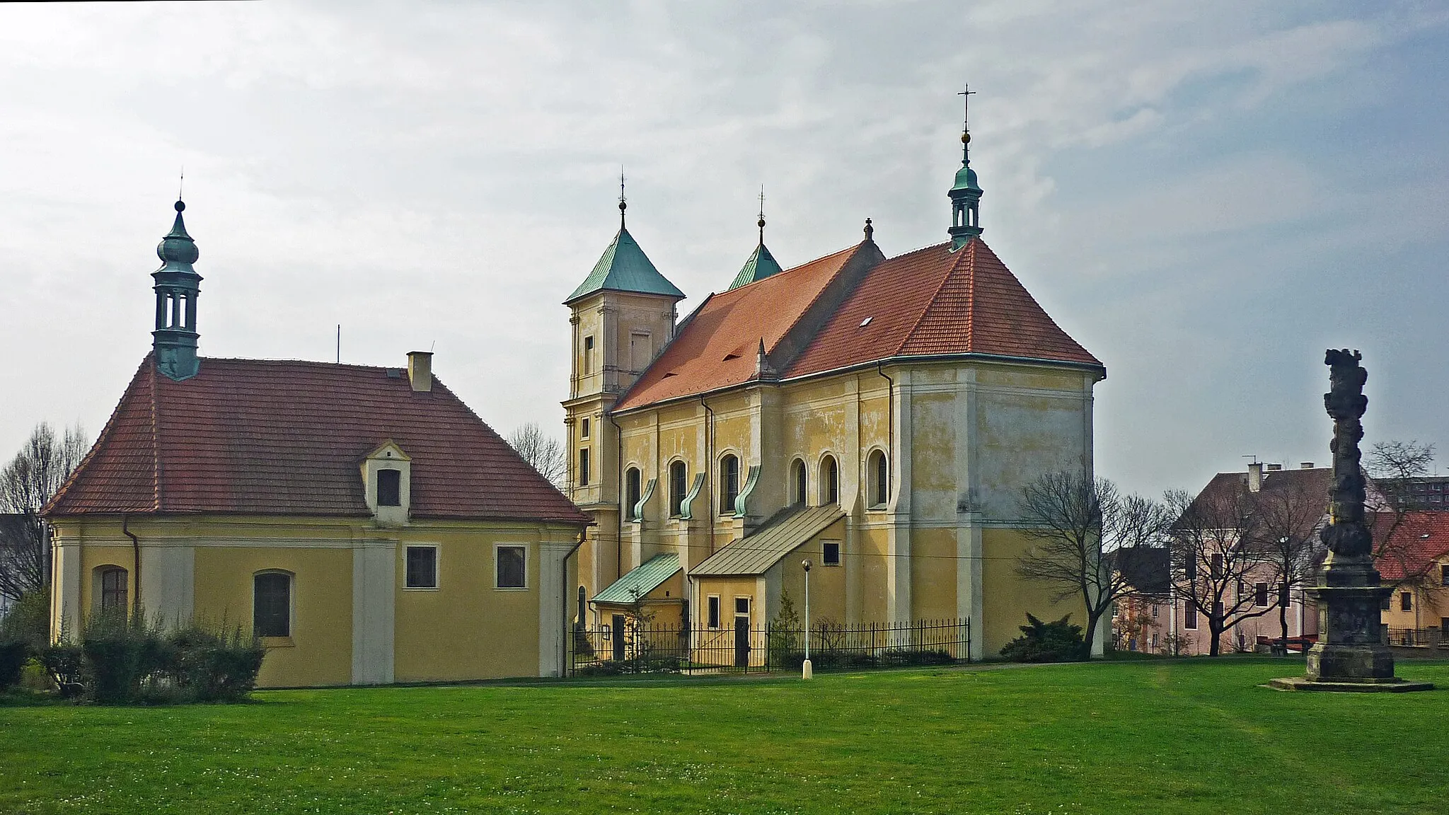 Photo showing: Dekanatskirche des hl. Erzengels Michael und Brüderkapelle in Oberleutensdorf (Litvínov), Okres Most