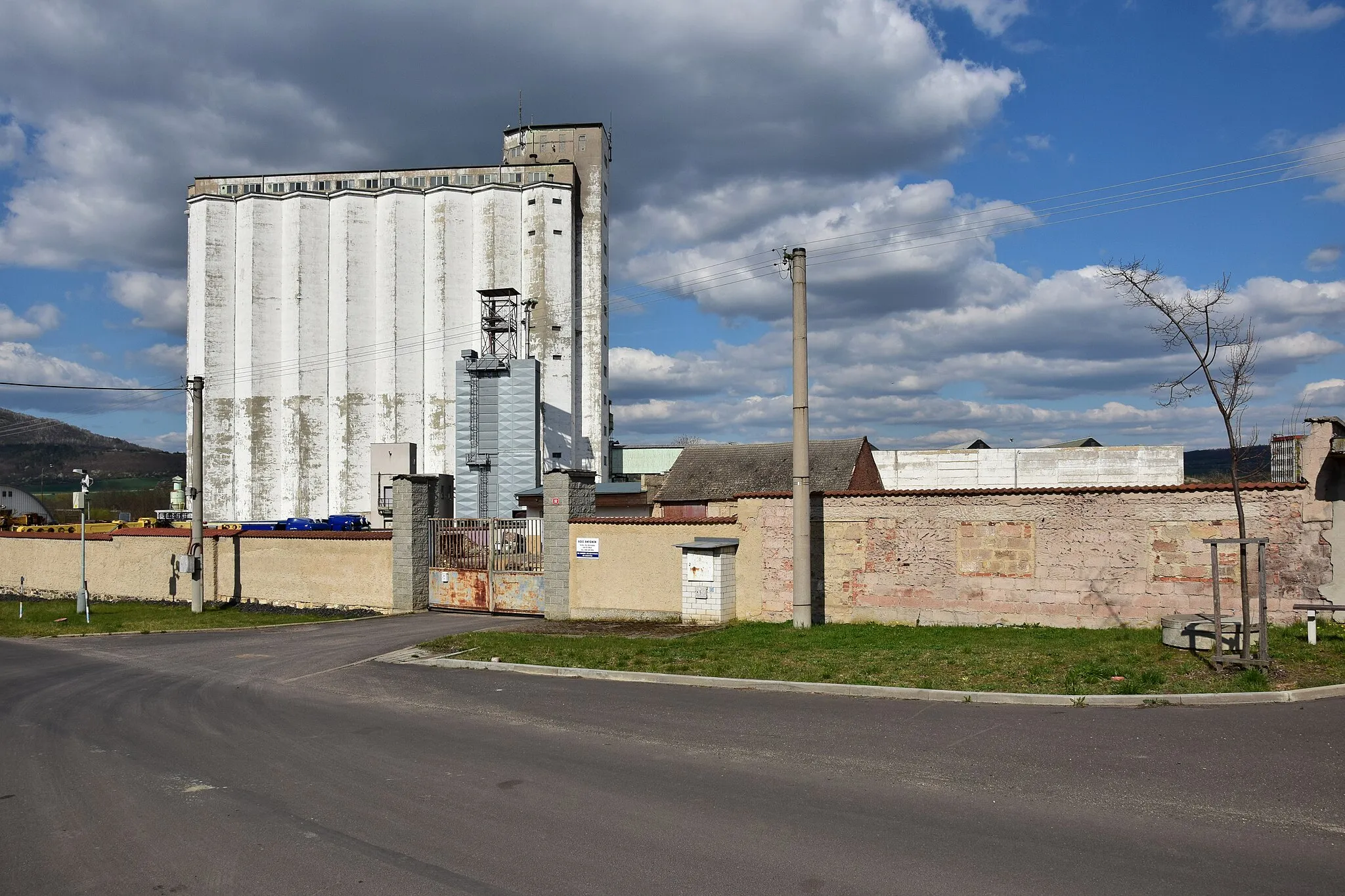 Photo showing: Sedlec – silo