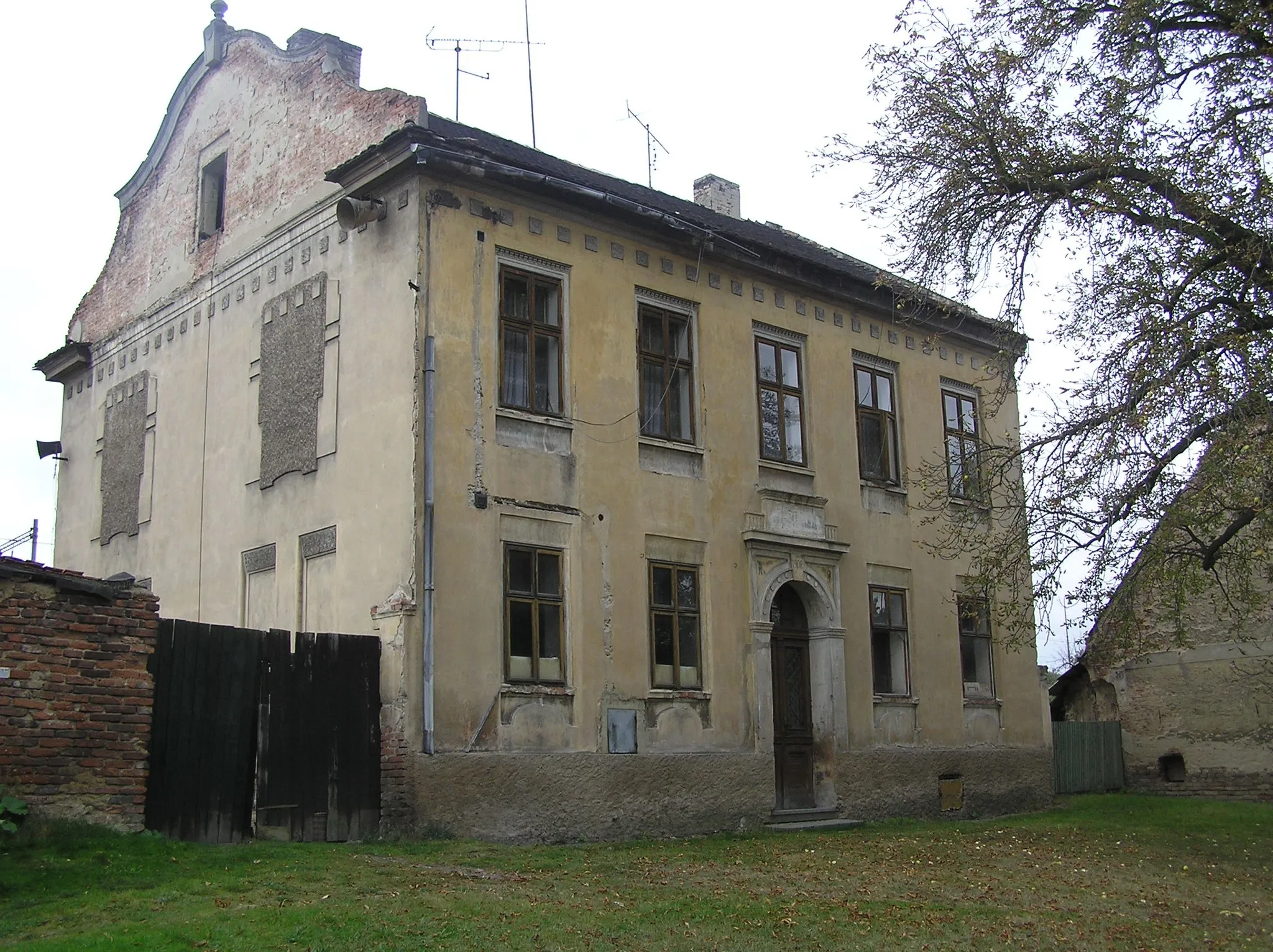 Photo showing: Former school from 1908 in Hořetice