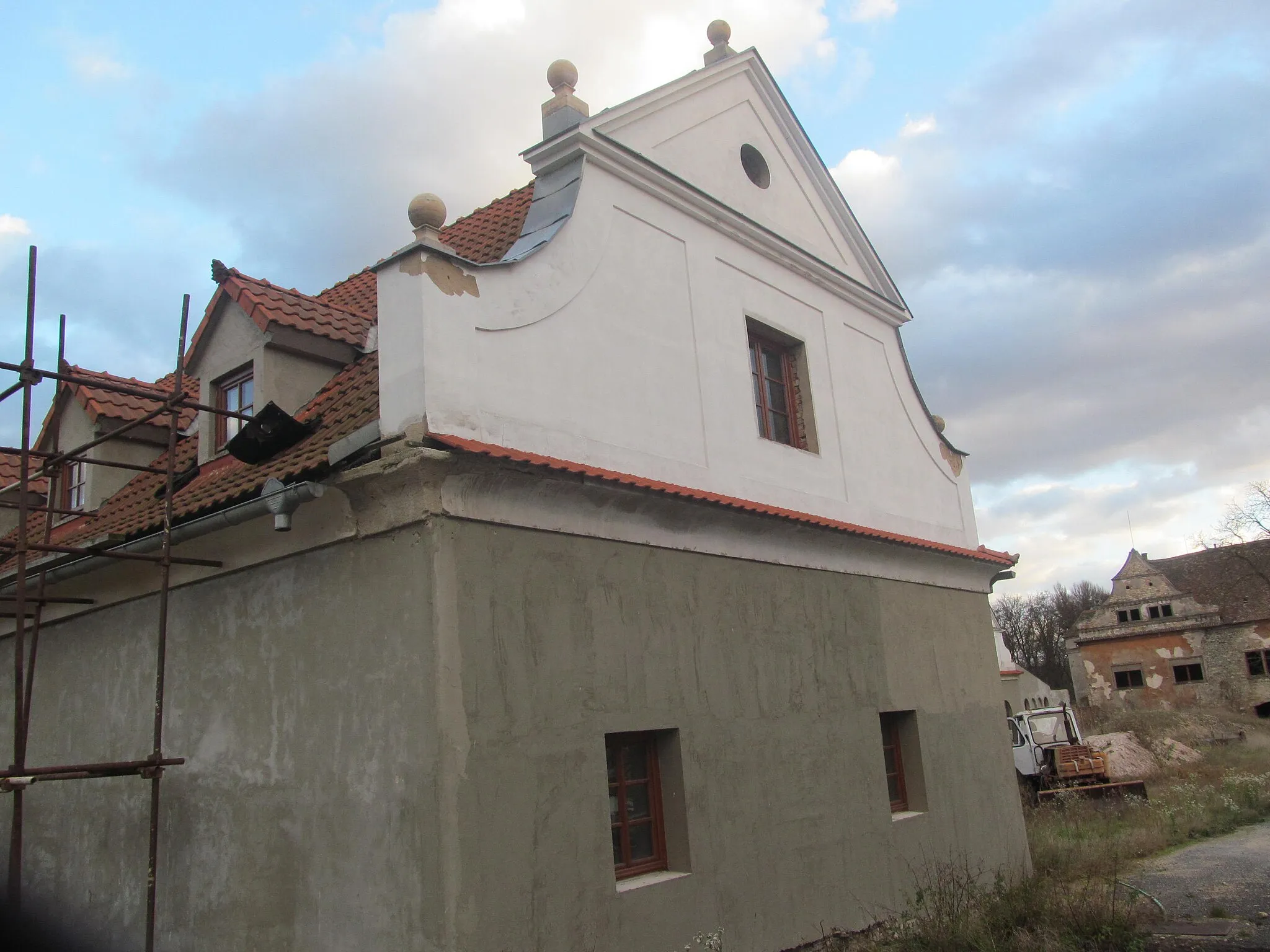 Photo showing: Building in the courtyard of Vršovice Castle