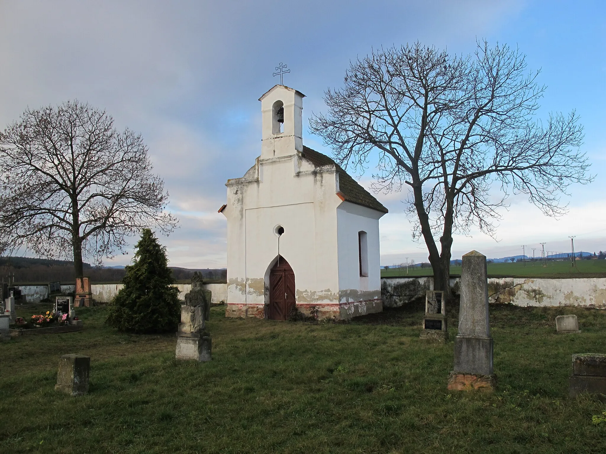 Photo showing: Graveyard chapel in Vidhostice