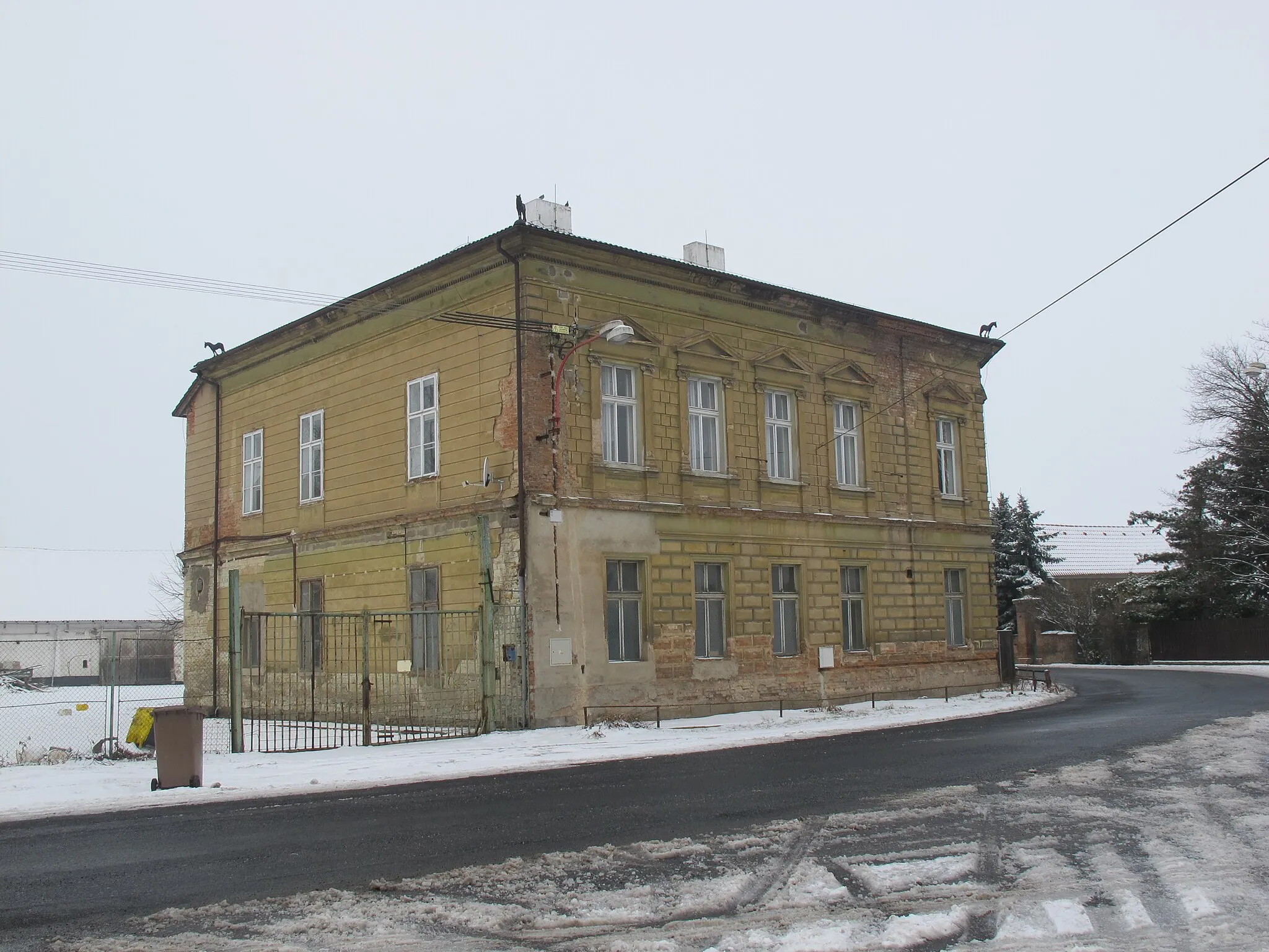 Photo showing: Former school in Toužetín