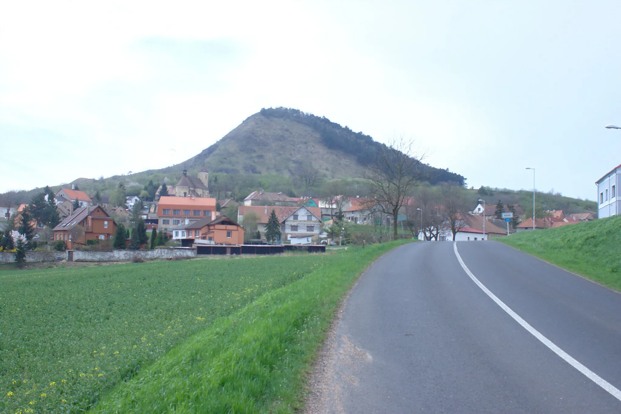 Photo showing: View of the Raná hill and the Raná village, Ústí Region, CZ