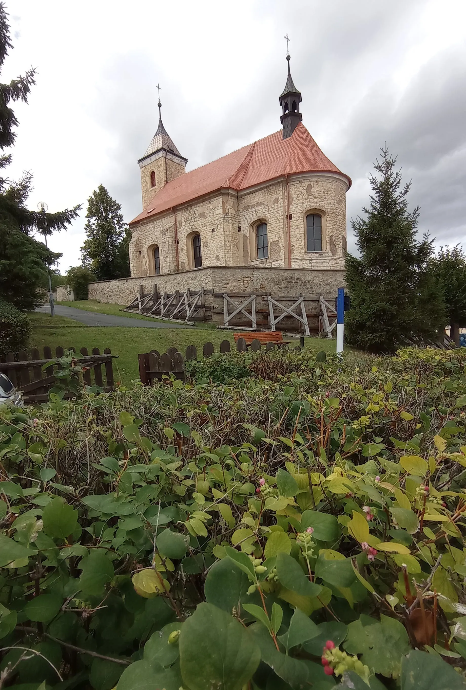 Photo showing: Church of All Saints in Raná, Louny District, Ústí nad Labem Region, Czechia