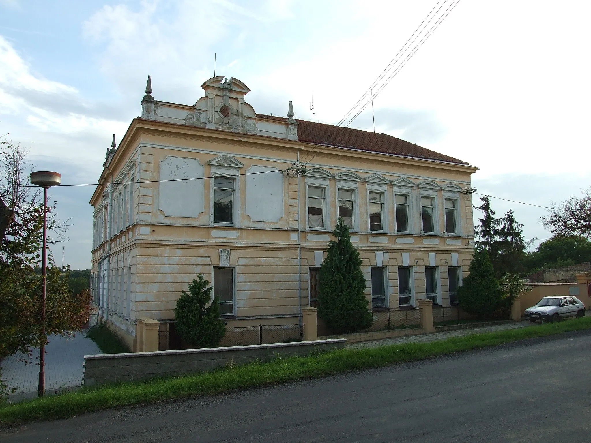 Photo showing: A library in Telce (former school) - part of the town of Peruc, Ústí nad Labem Region, CZ