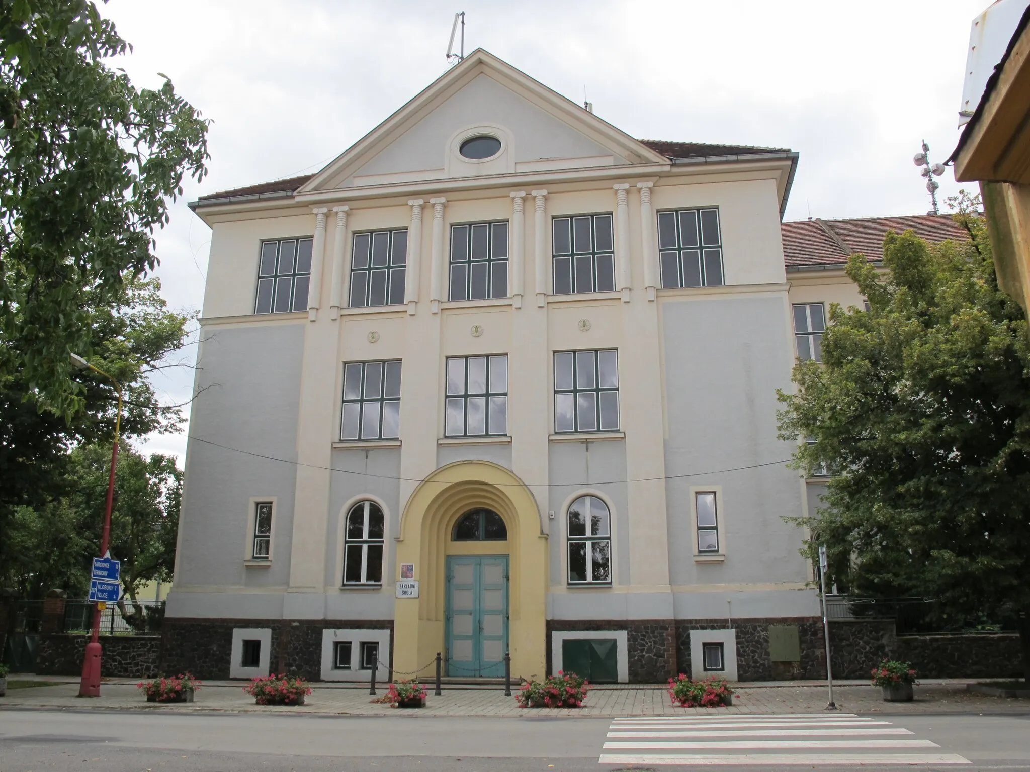 Photo showing: School in Peruc