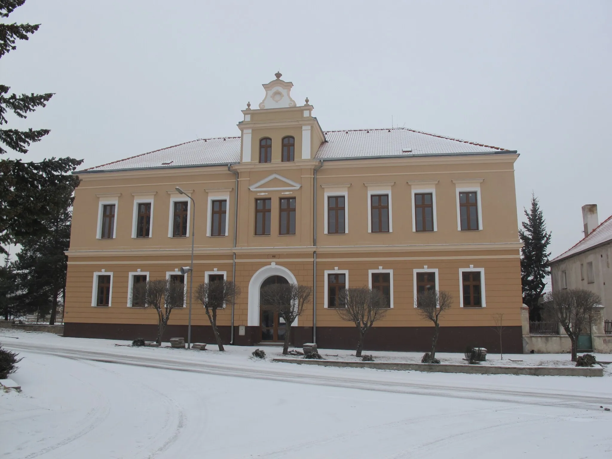 Photo showing: Former school in Nepomyšl