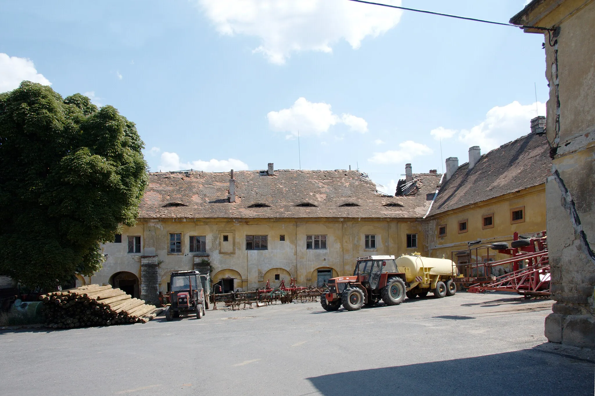 Photo showing: Lipno (okres Louny), areál vrchnostenského dvora, dvorní průčelí zámecké budovy a sýpky od severu