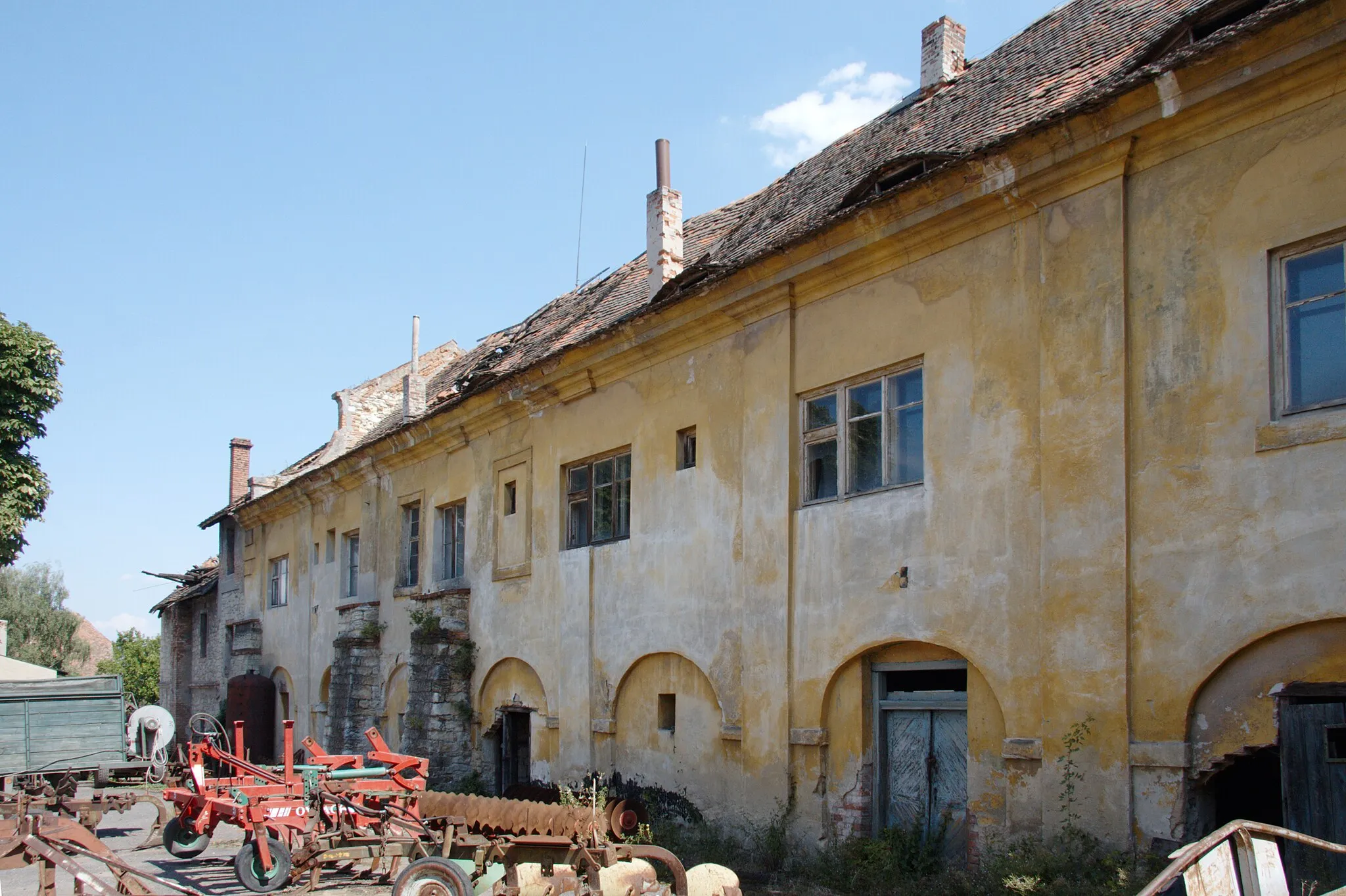 Photo showing: Lipno (okres Louny), areál vrchnostenského dvora, dvorní průčelí zámecké budovy s patrnou rubovou stranou barokního východního štítu