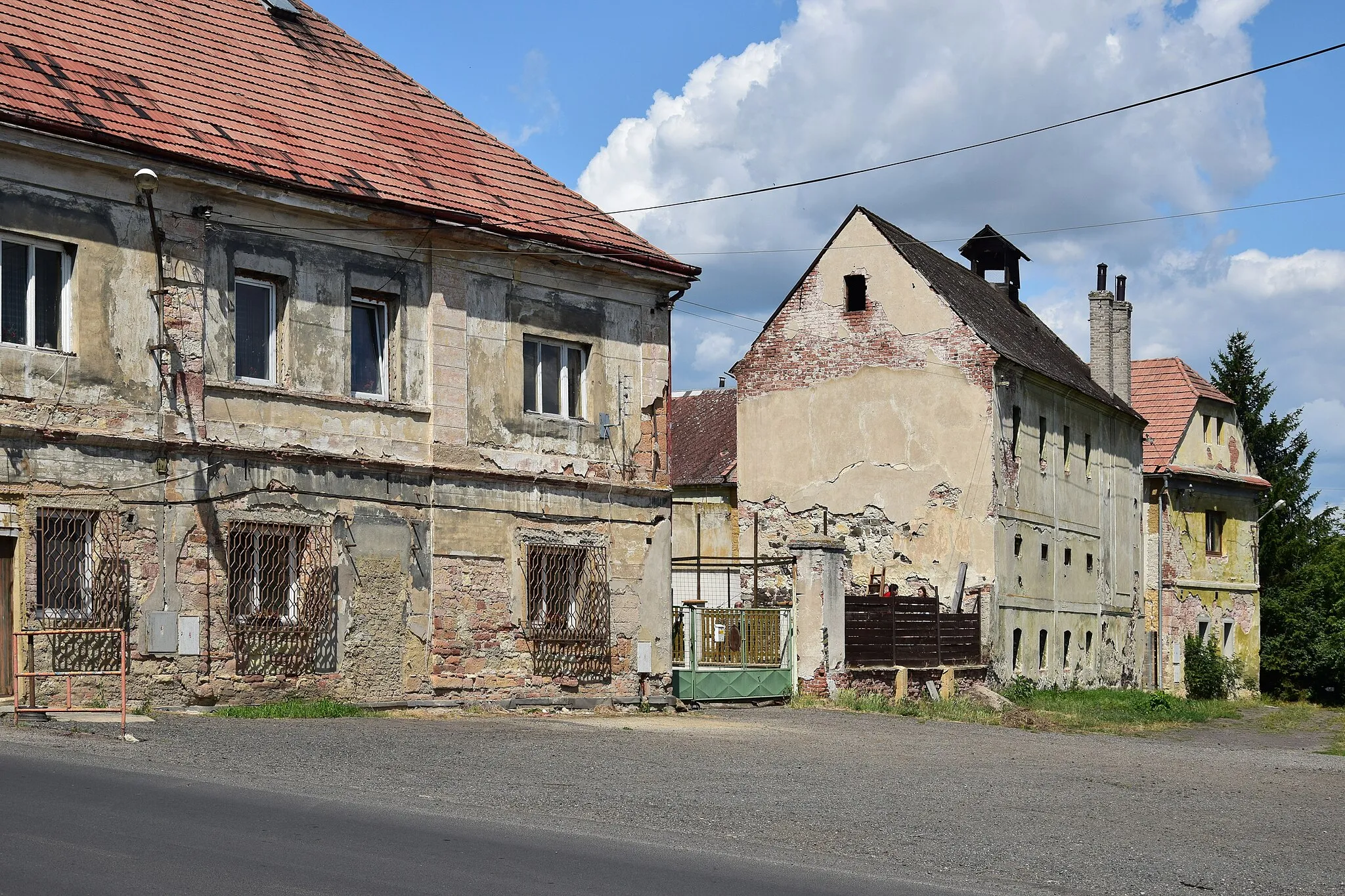 Photo showing: Vysoké Třebušice – domy na východní straně bývalého hospodářského dvora