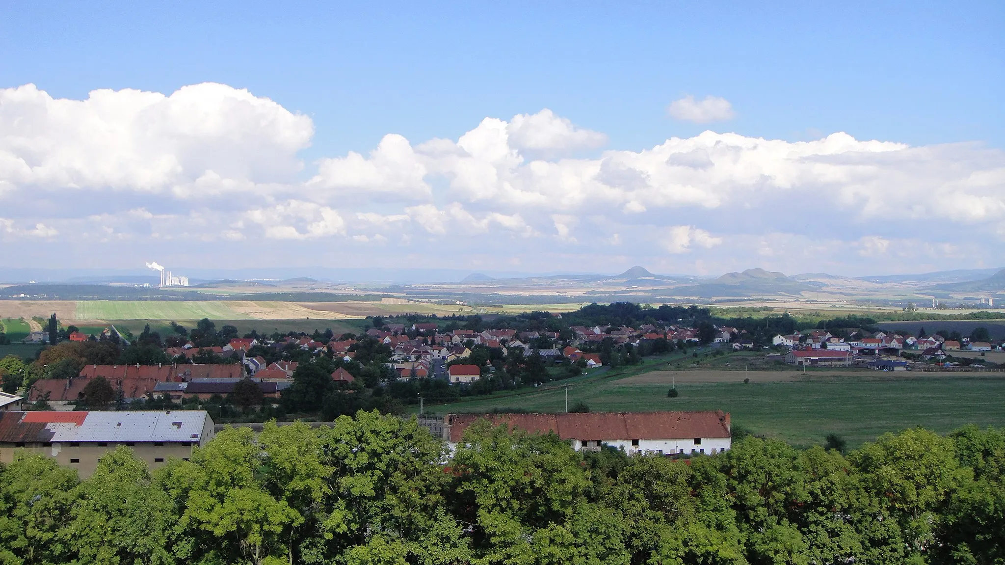 Photo showing: Pohled na obec Jimlín a její část Zeměchy.