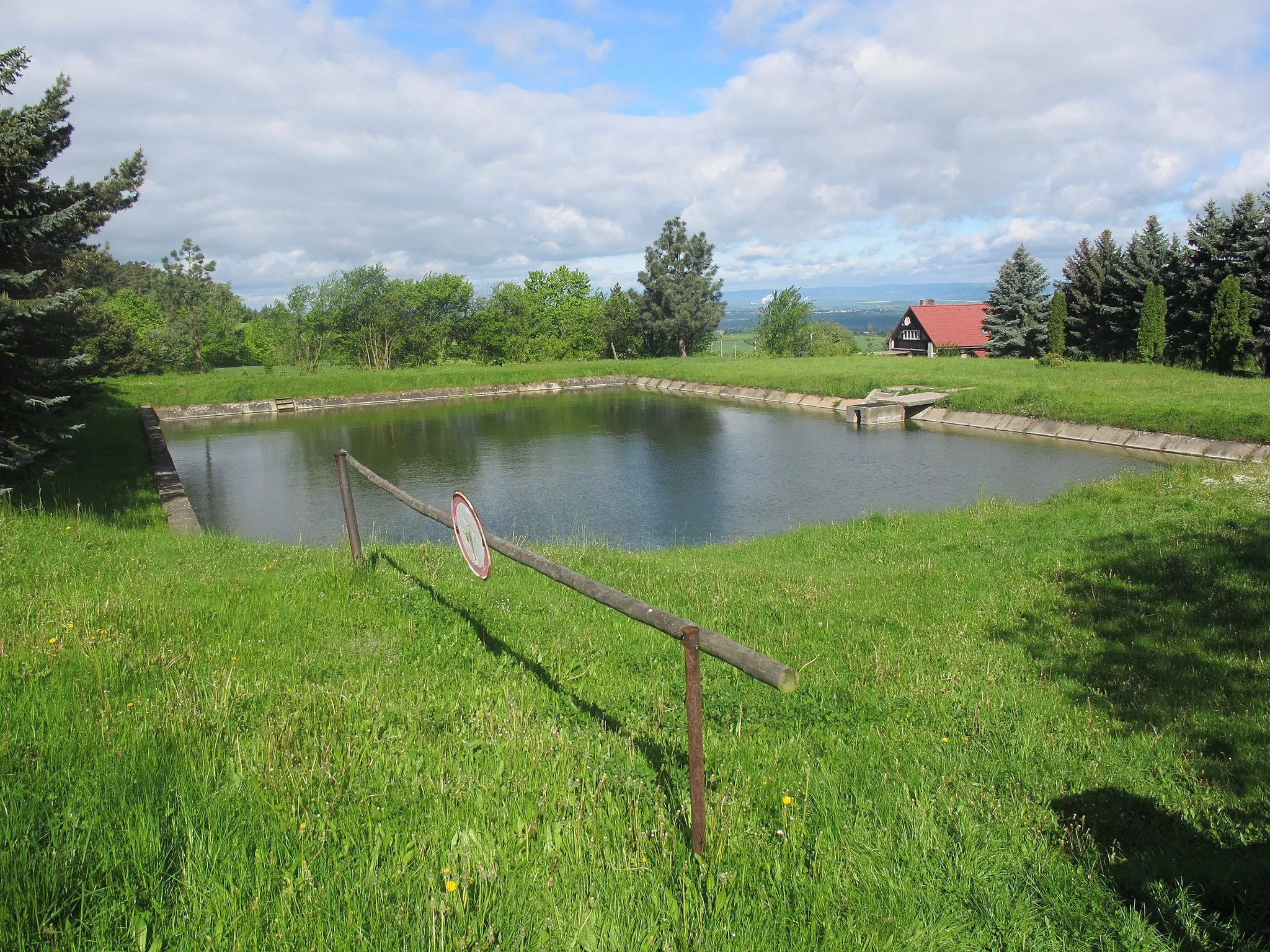 Photo showing: Natural swimming pool in Markvarec