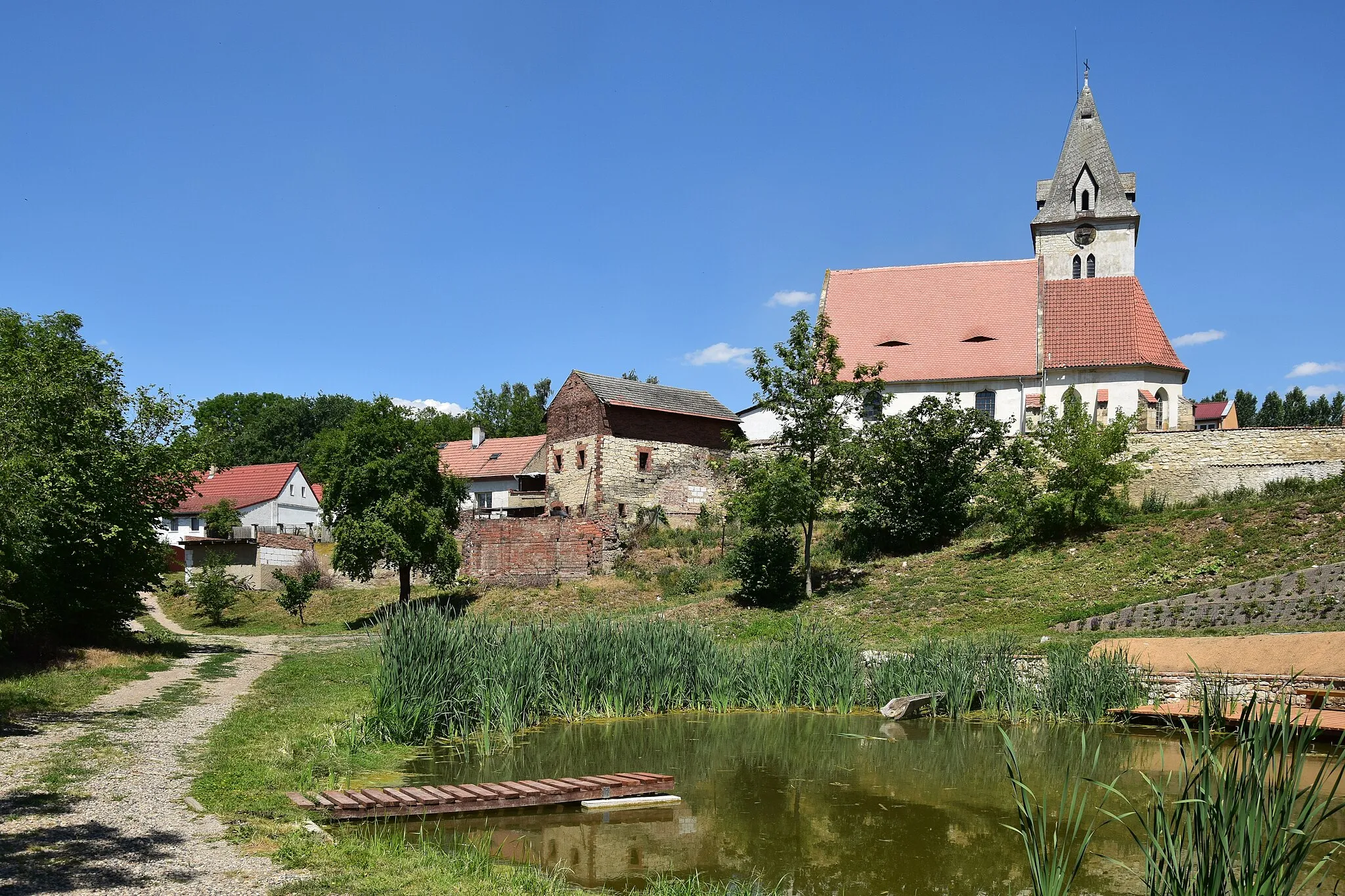 Photo showing: Bitozeves – vodní nádrž pod kostelem a hospodářská budova usedlosti čp. 68