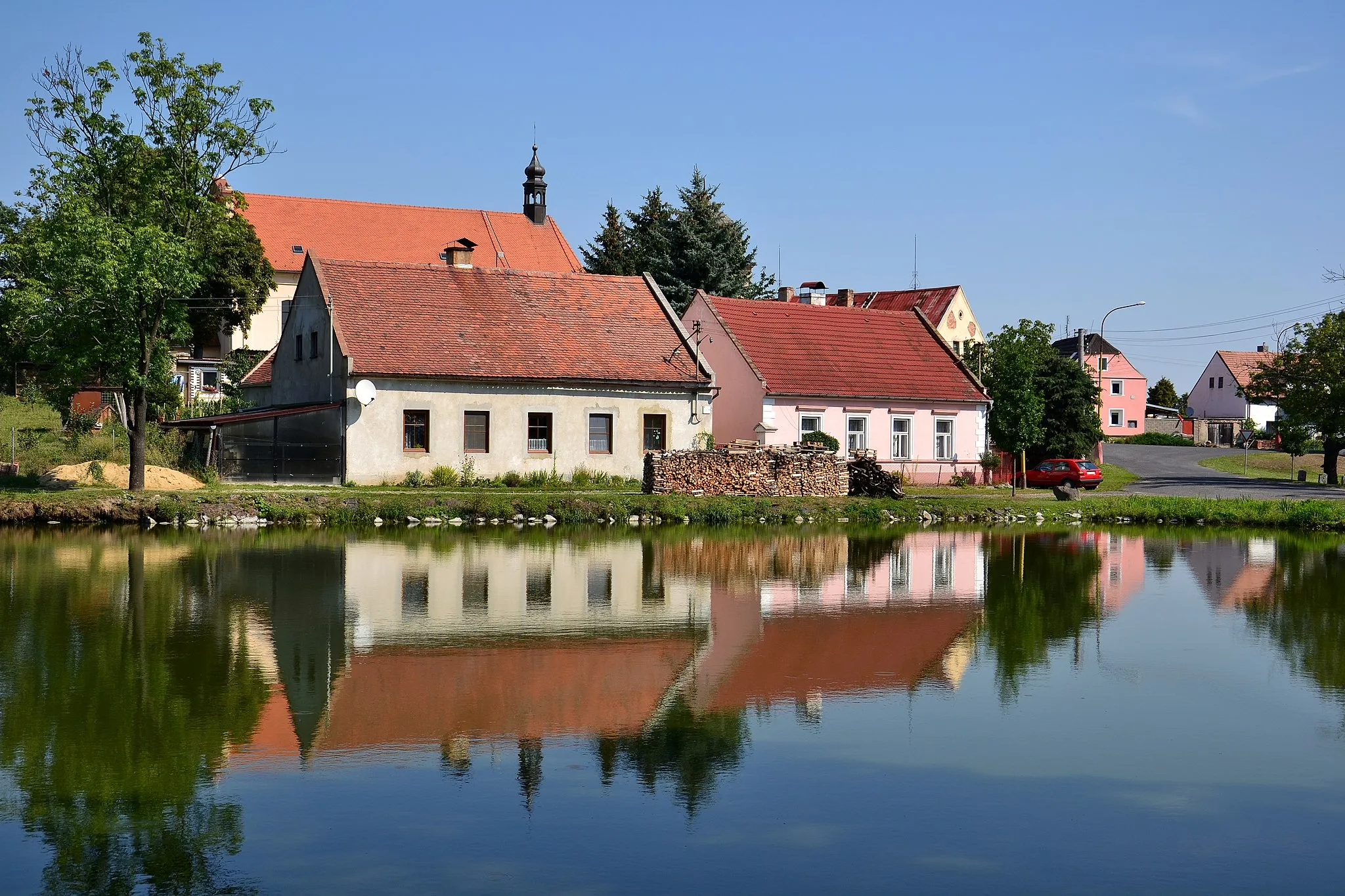 Photo showing: Domy mezi kostelem a rybníkem