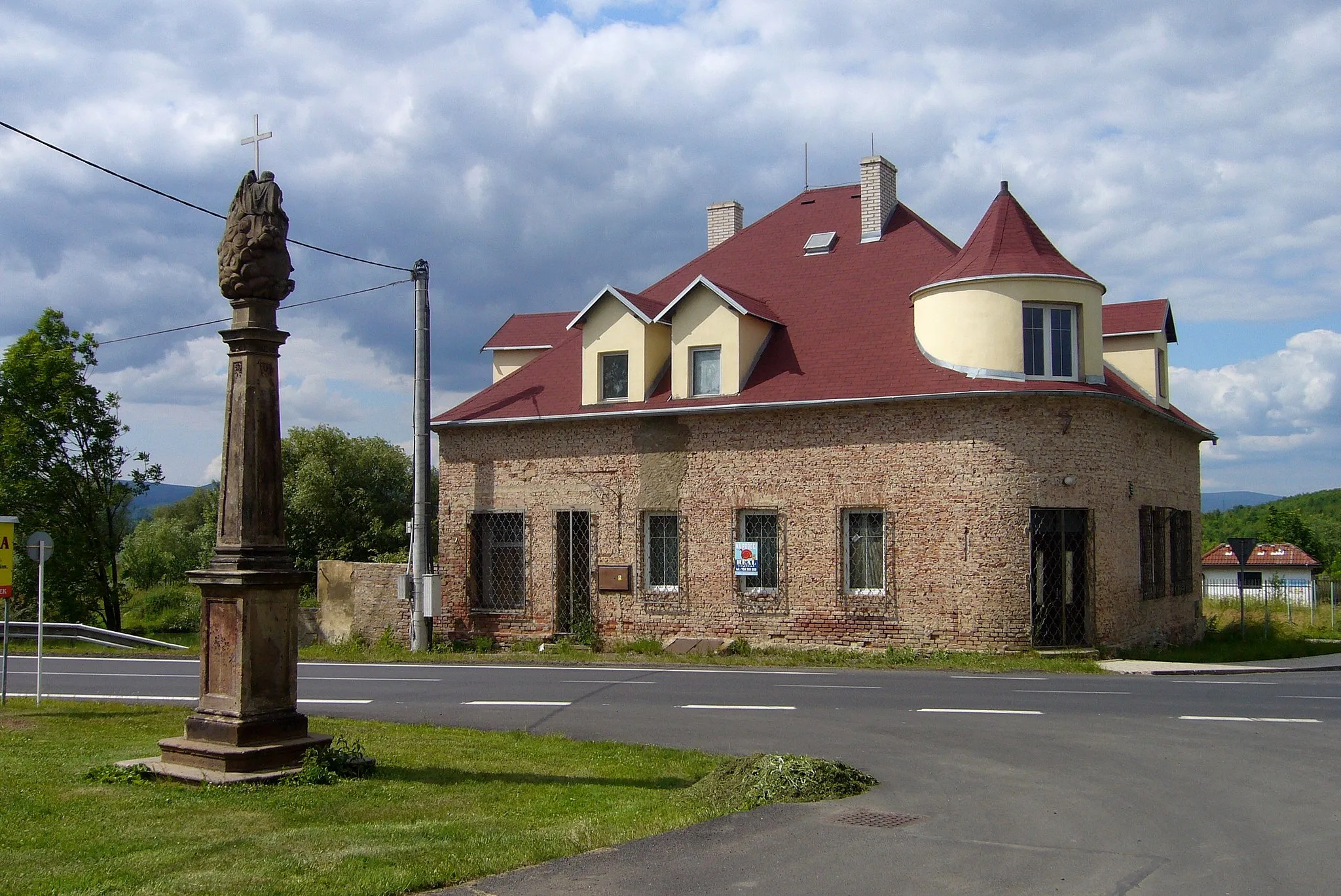 Photo showing: Bývalý hostinec v Hošnicích