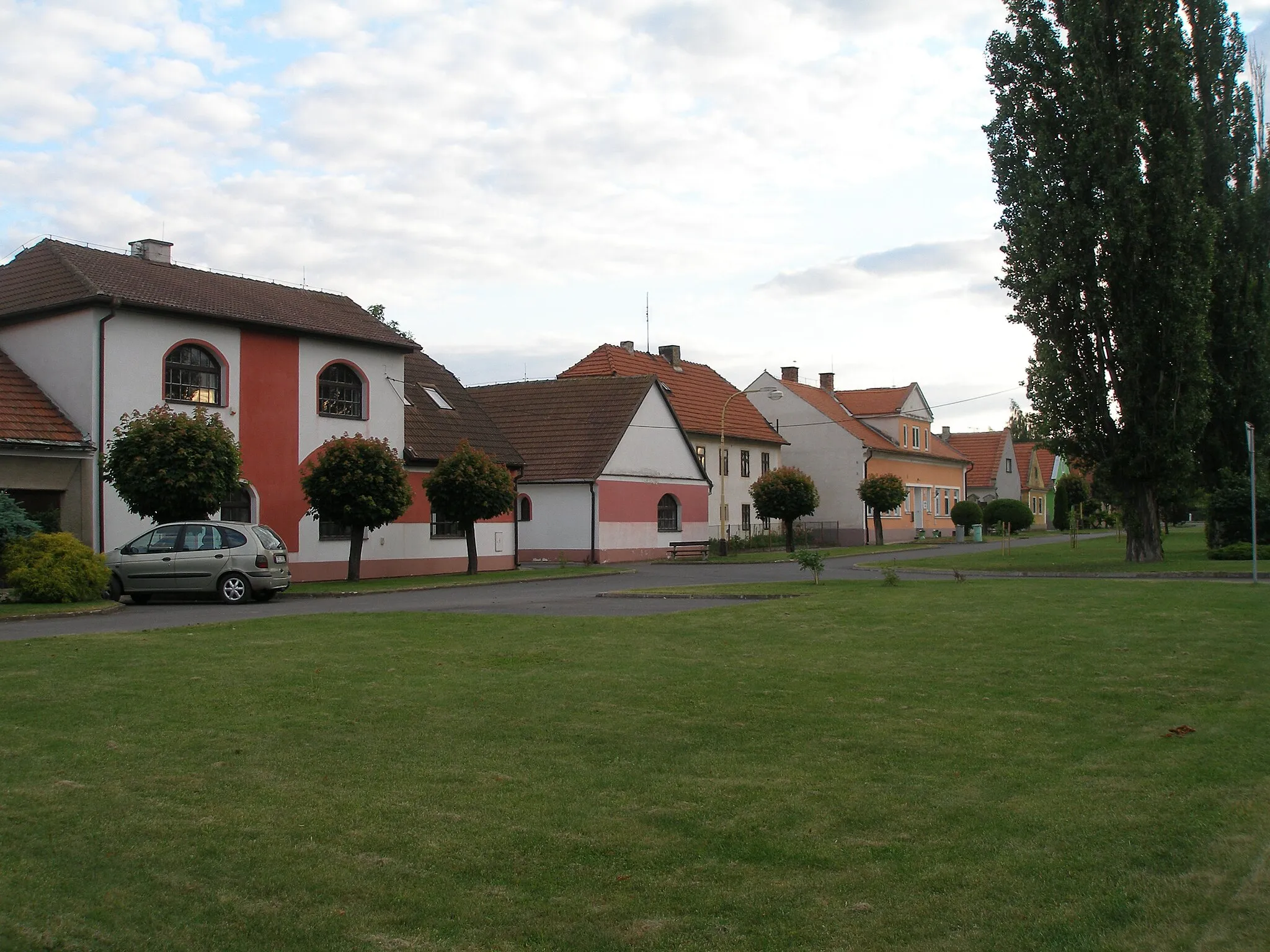 Photo showing: Sothern side of the square in Račetice