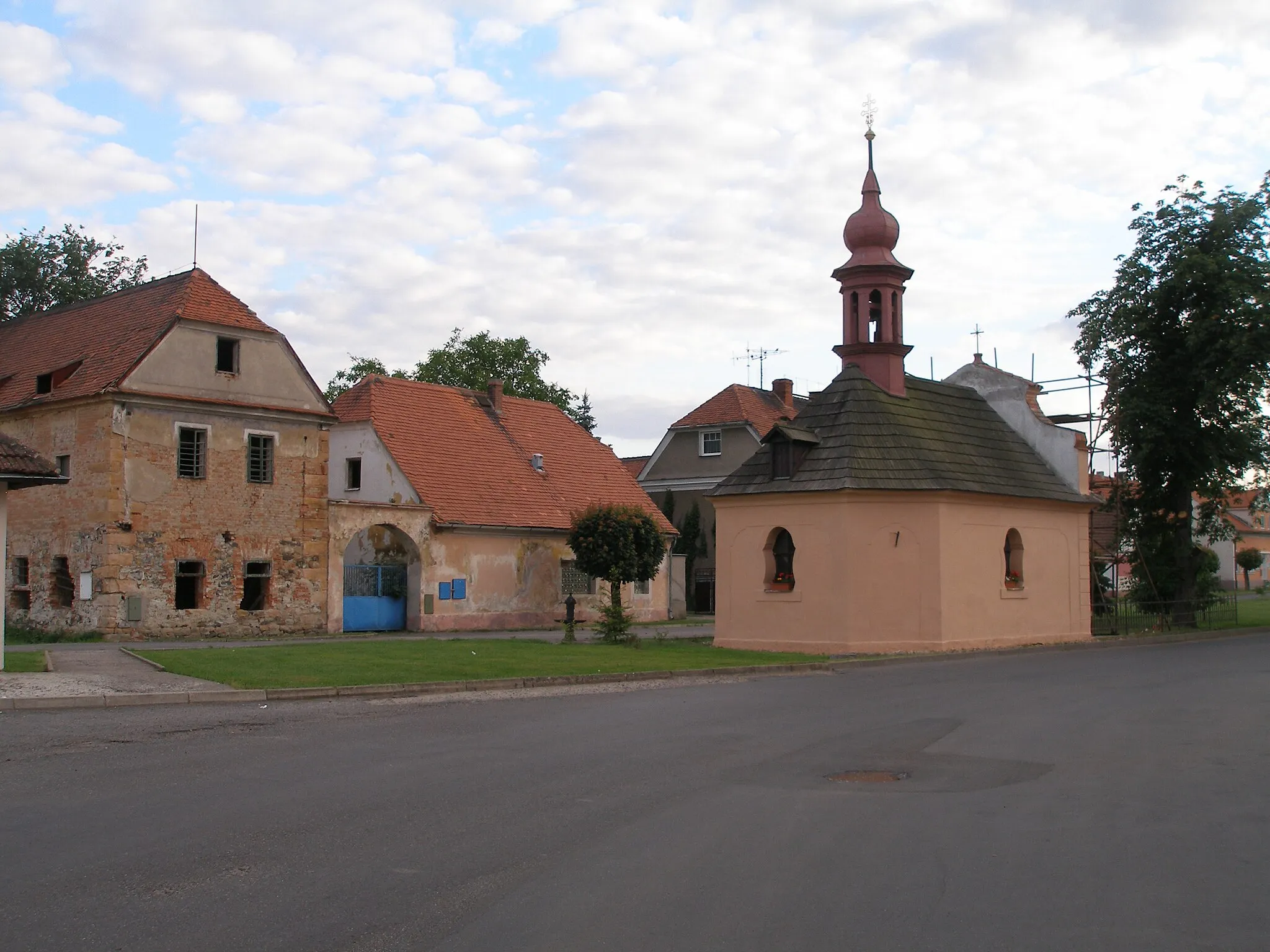 Photo showing: Square with the chapel in Račetice