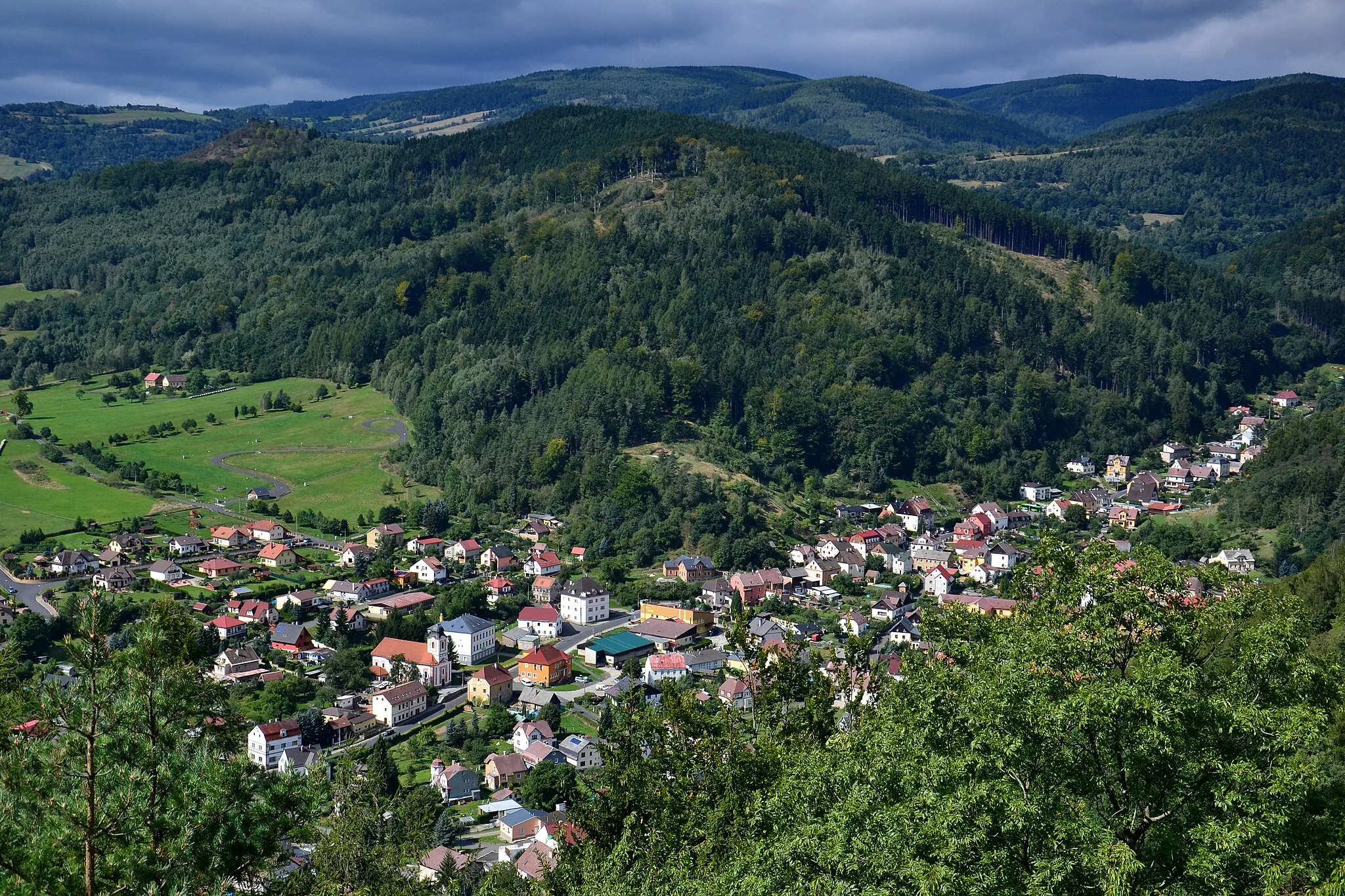 Photo showing: Perštejn z vrchu Hradiště