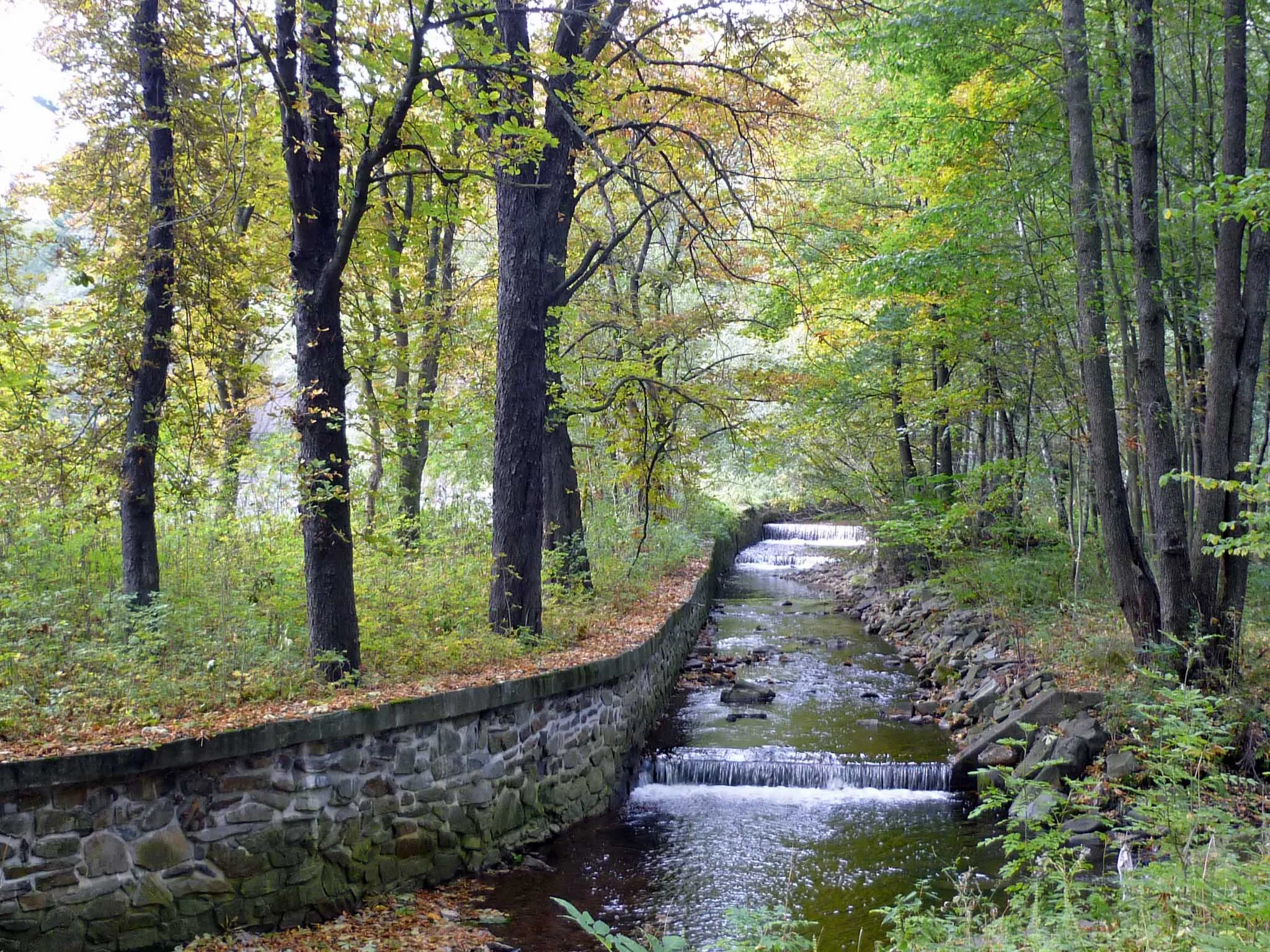 Photo showing: An der ehemaligen dritten Grundmühle im Assigbach-Grundtal nördlich von Komotau (Chomutov)