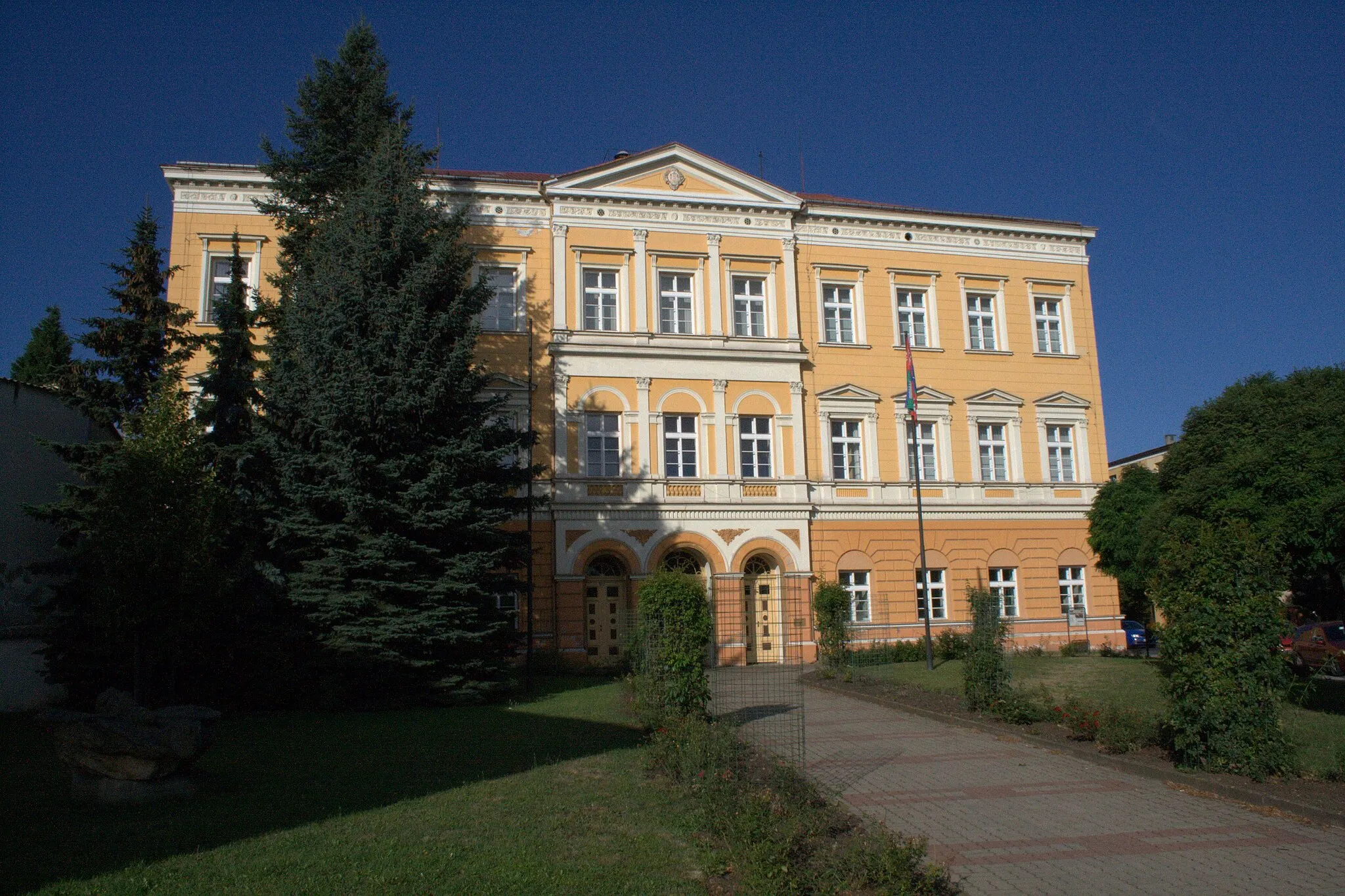 Photo showing: Budova Gymnázia v Kadani do roku 1951 (dnes SPŠS a OA Kadaň)