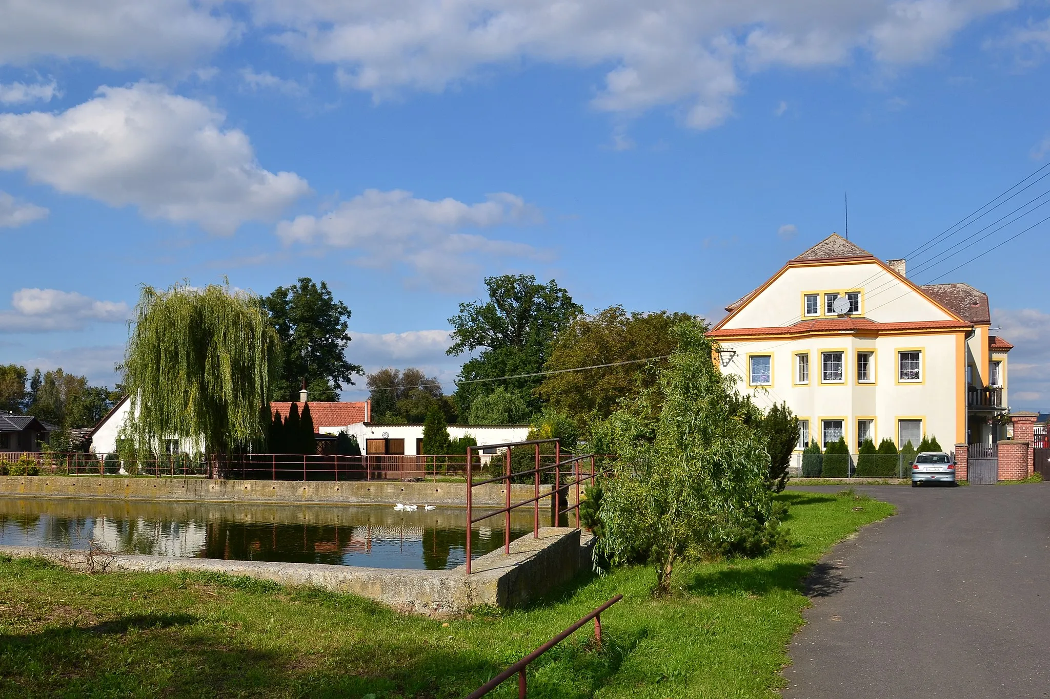 Photo showing: Chbany - původní náves