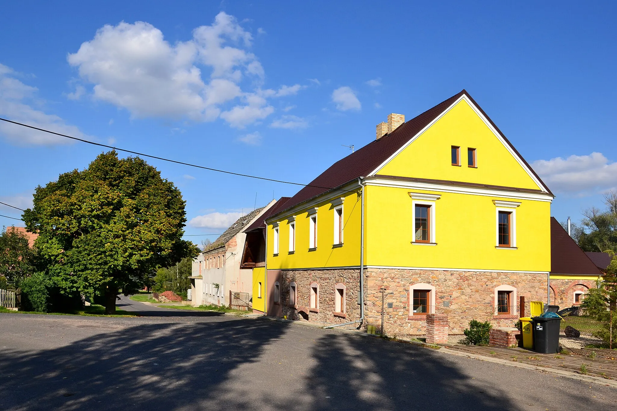 Photo showing: Střezov - dům u křižovatky pod bytovými domy