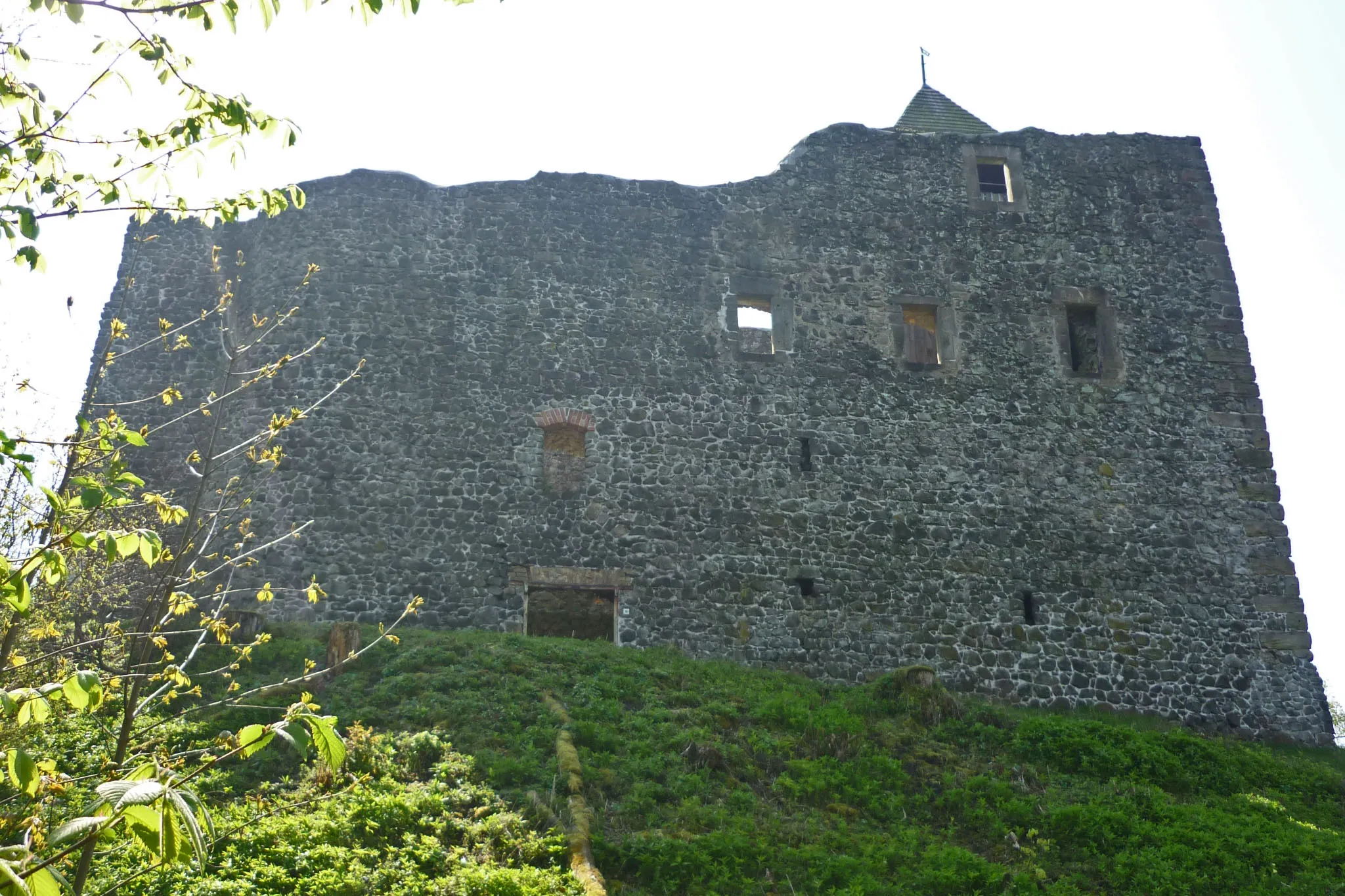 Photo showing: Burgruine Kempnitz auf dem Schlossberg bei Böhmisch Kamnitz (Česká Kamenice)