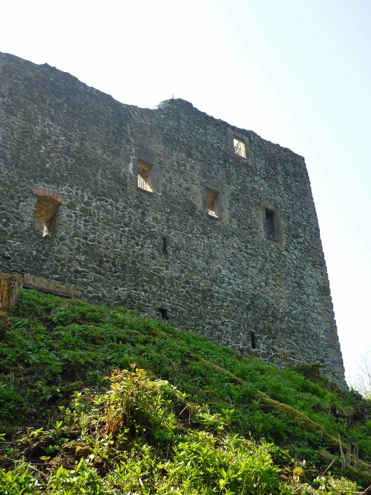 Photo showing: Burgruine Kempnitz auf dem Schlossberg bei Böhmisch Kamnitz (Česká Kamenice)