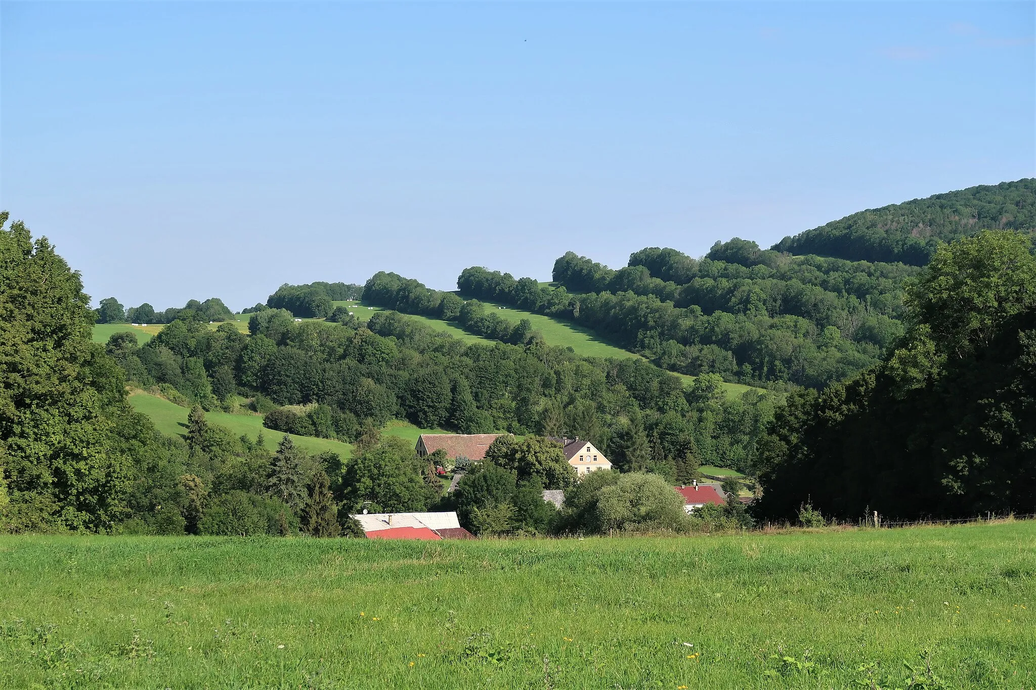 Photo showing: Pohled na Valkeřice cestou do Merboltic.