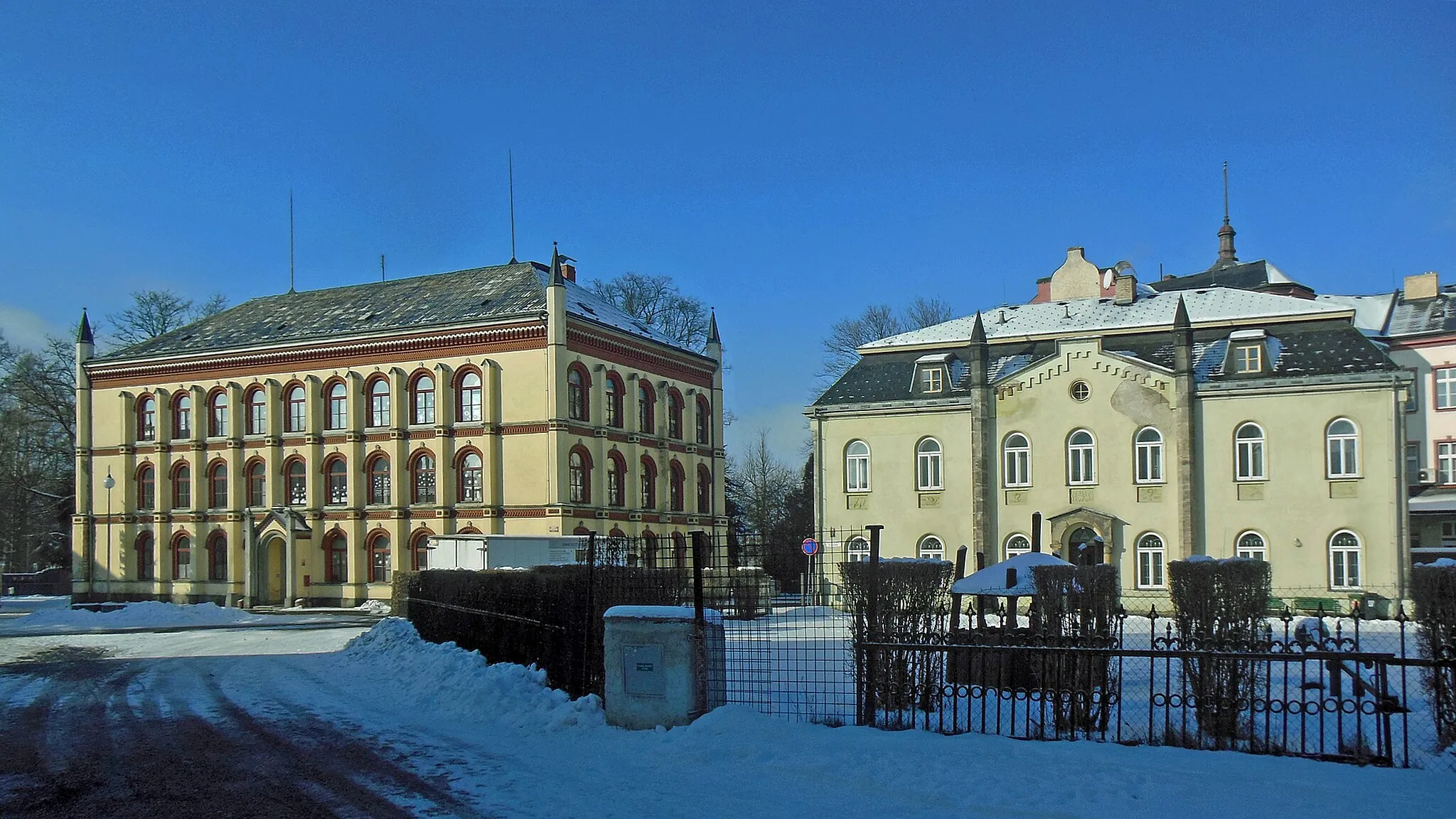 Photo showing: Rumburk (okres Děčín). Náměstí Dobrovského 378/12 a 379/11.