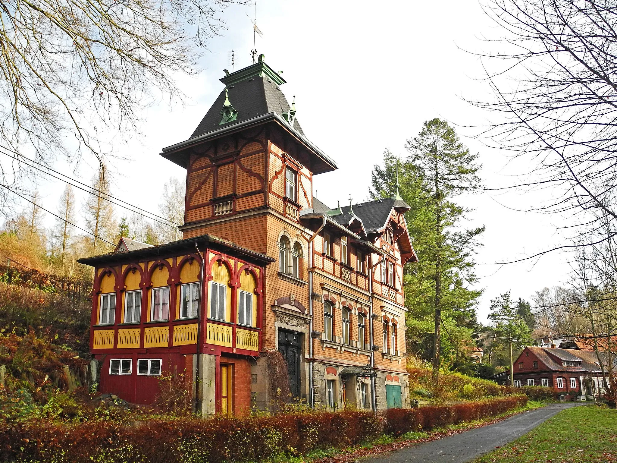 Photo showing: Backstein-Villa Nr. 83 in Krásný Buk (Schönbüchel), ehem. Fabrikantenvilla von Alfred Hieke.