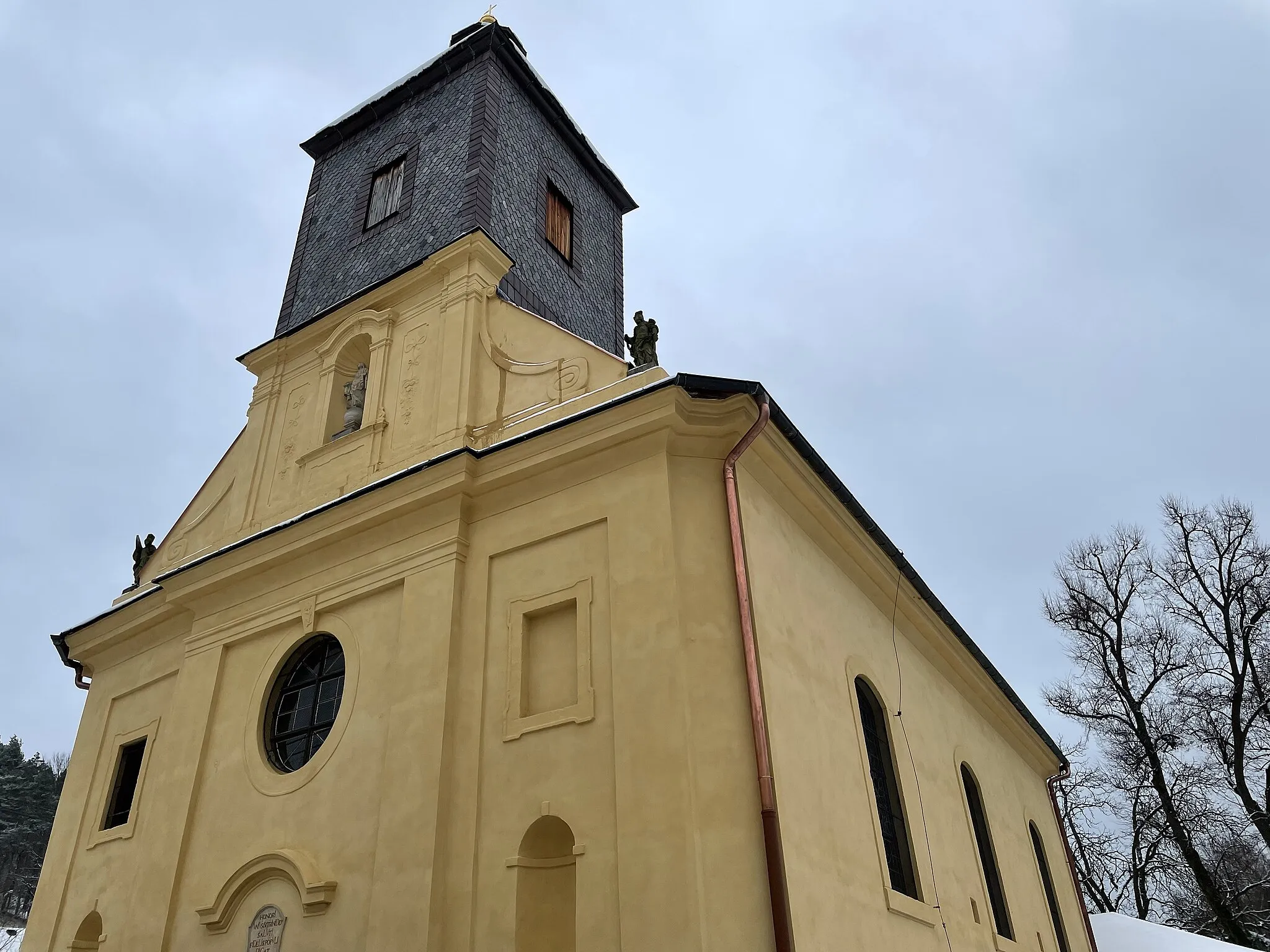 Photo showing: Kostel sv. Františka Xaverského, Bělá u Děčína, průčelí v roce 2021