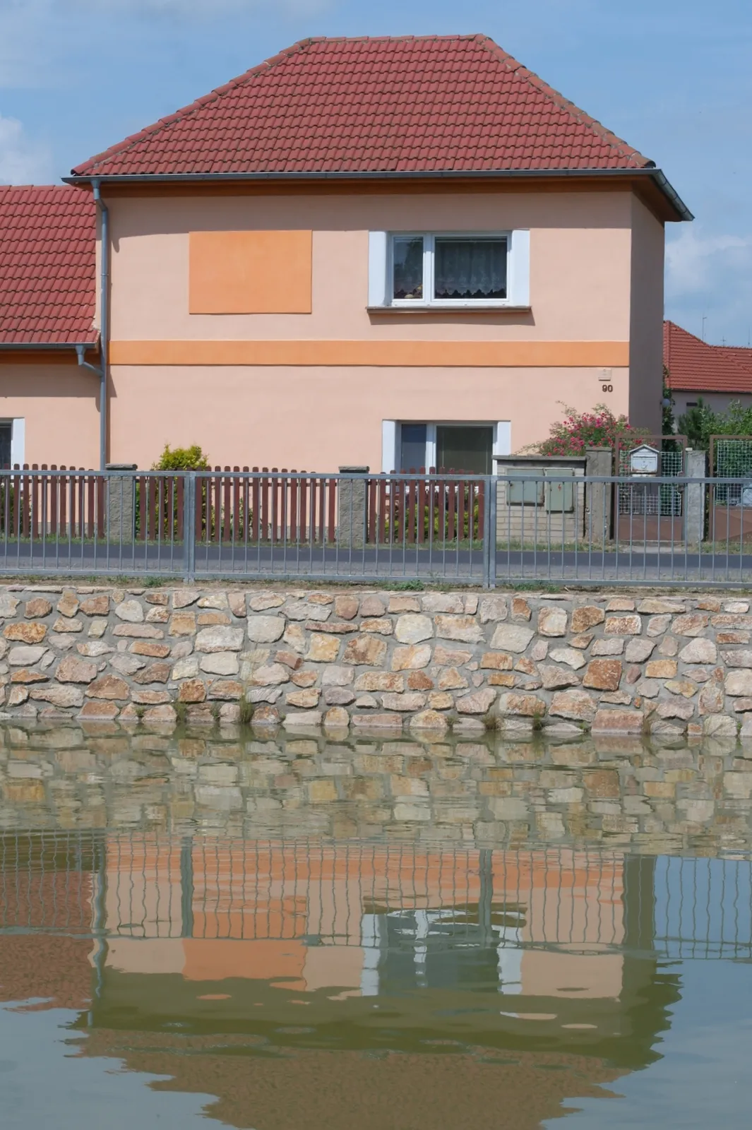 Photo showing: House at the pond, 90 Předonín, Předonín (Bechlín Municipality), Litoměřice District, Ústí nad Labem Region