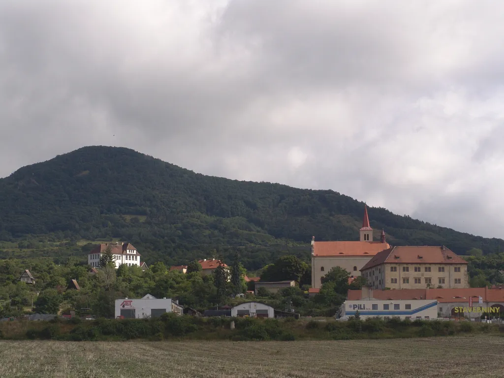 Photo showing: Žitenice od Litoměřic s pohledem na zámek a kostel, v pozadi Křížový vrch