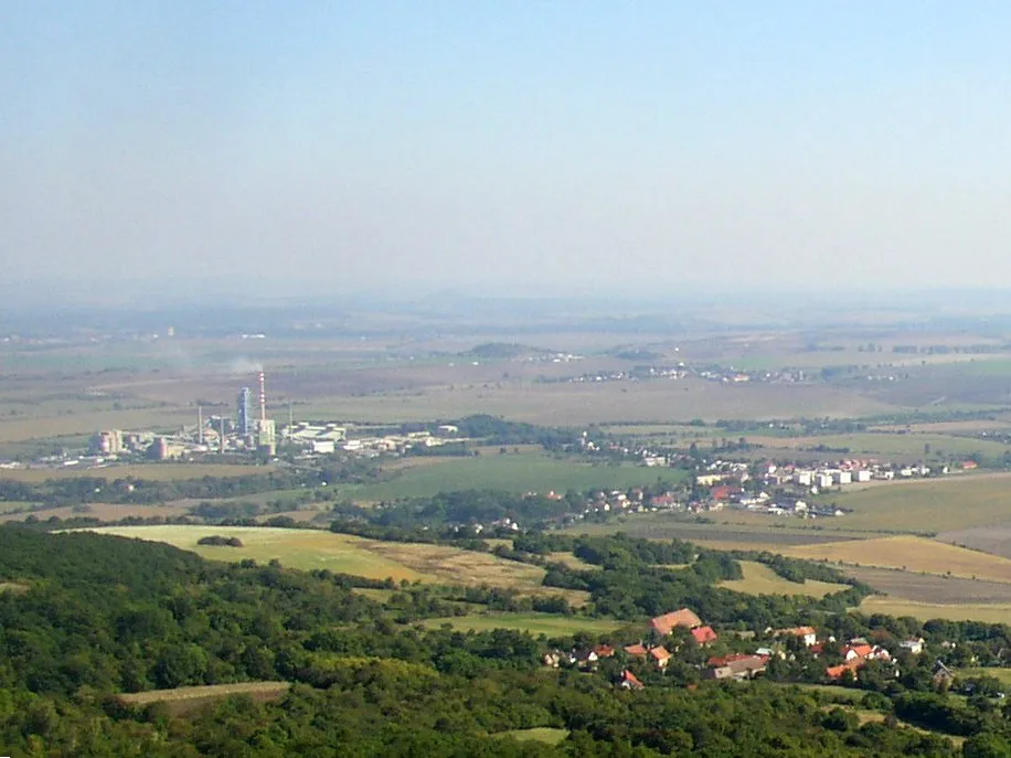 Photo showing: cs:Čížkovice - celkový pohled od západu z vrchu cs:Košťálova (481 m)
Vlevo cementárna Čížkovice, vpravo Čížkovice, vpravo vpředu osada Košťálov, horní část Jenčic
Vyfotografoval Miaow Miaow v září 2005, PD-self

(bude-li obdobný pohled v lepší kvalitě, neváhejte a nahraďte jím teno obrázek)