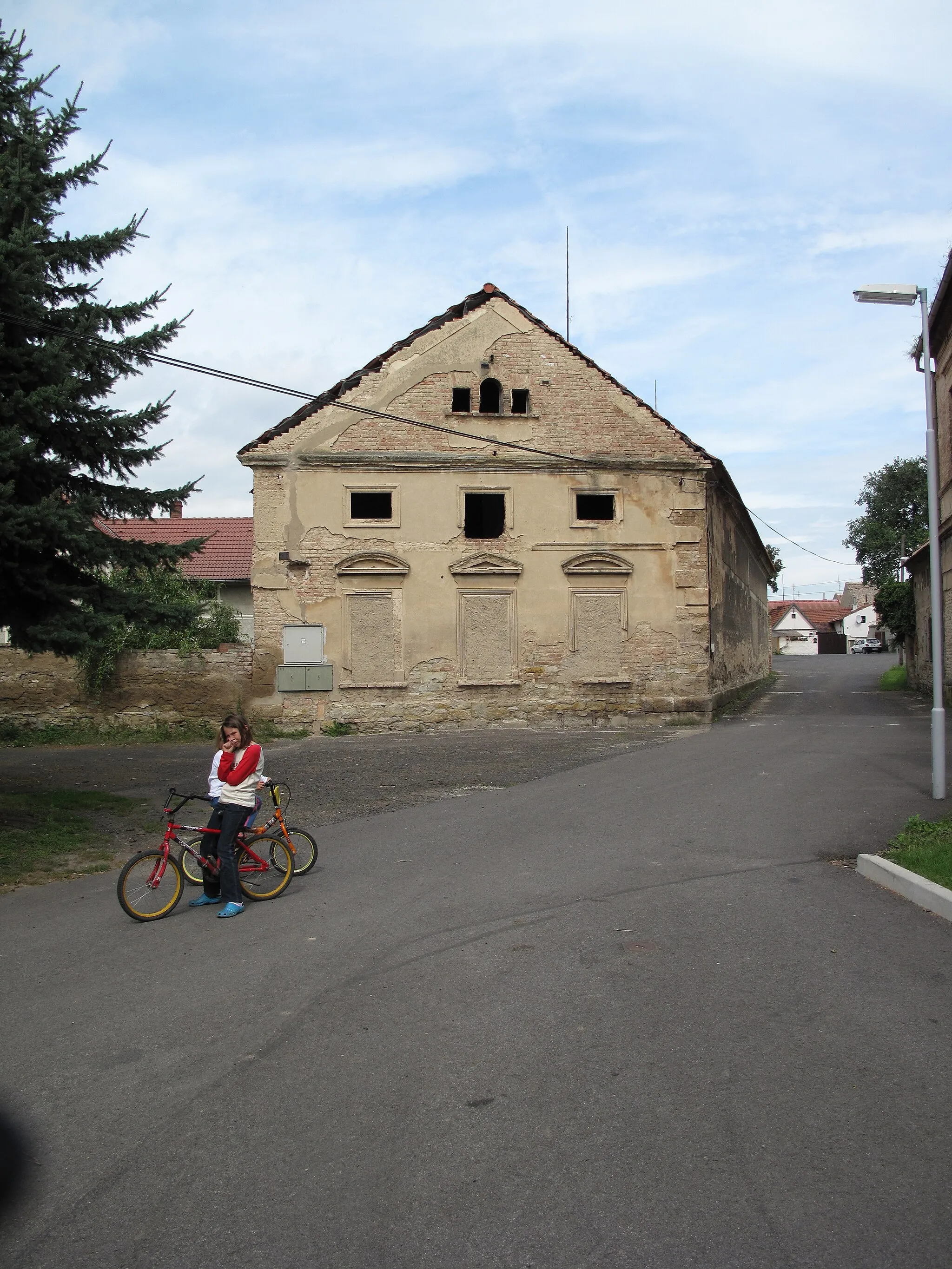 Photo showing: Fasade and children in Černiv village, Litoměřice District, Czech Republic.