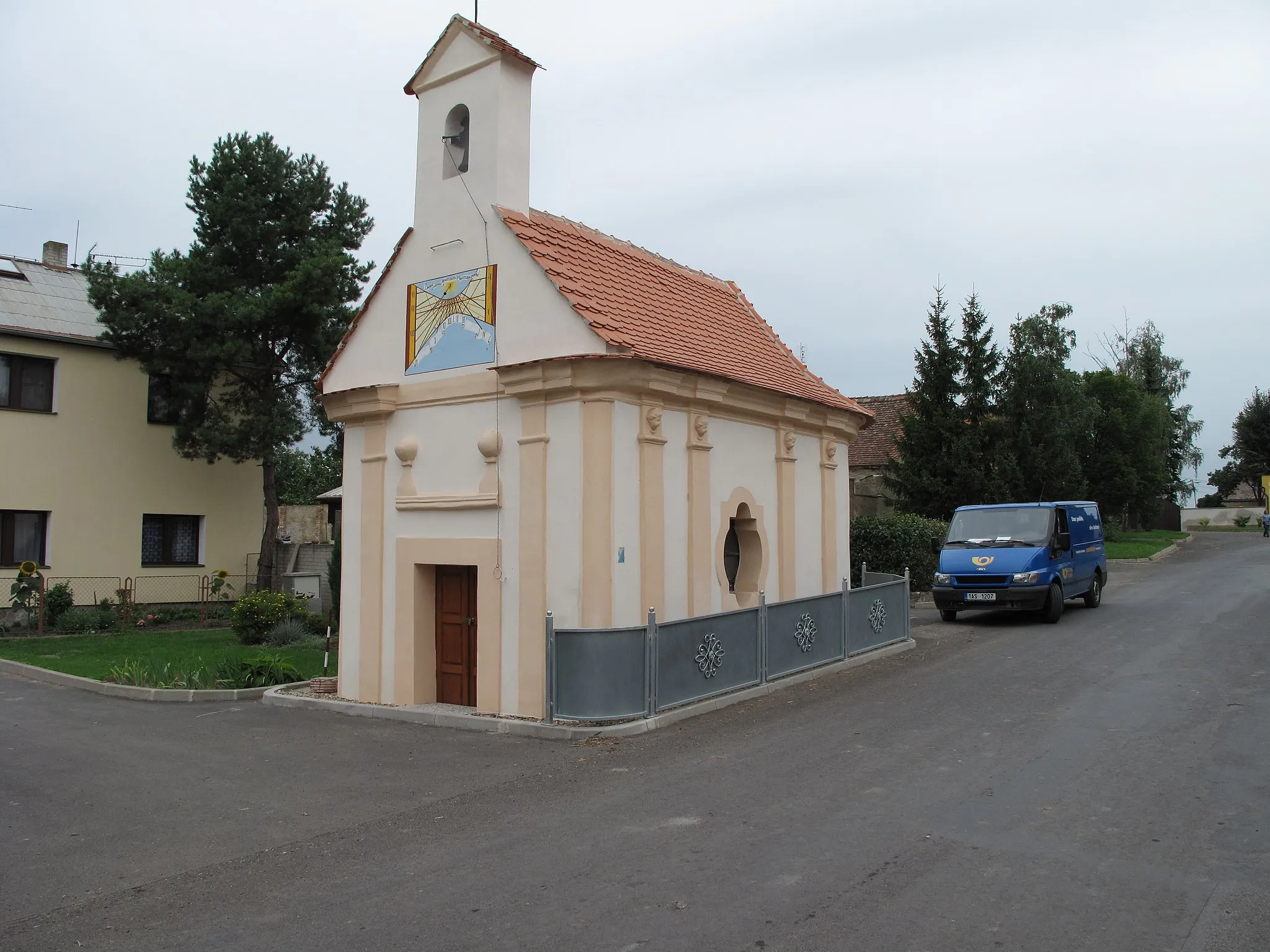 Photo showing: Chapel in Úpohlavy village, Litoměřice District, Czech Republic.