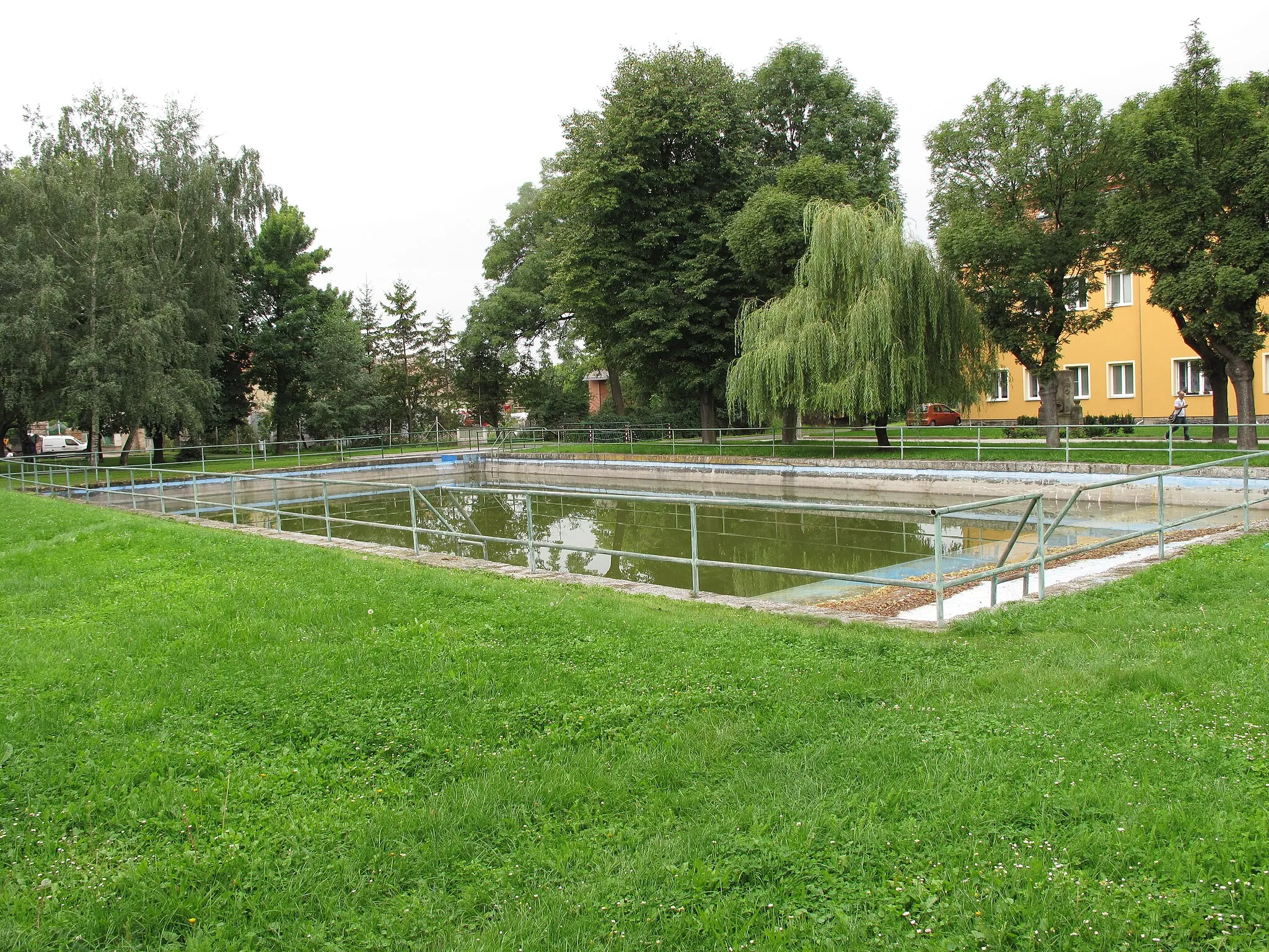 Photo showing: Pond at the village square in Úpohlavy village, Litoměřice District, Czech Republic.