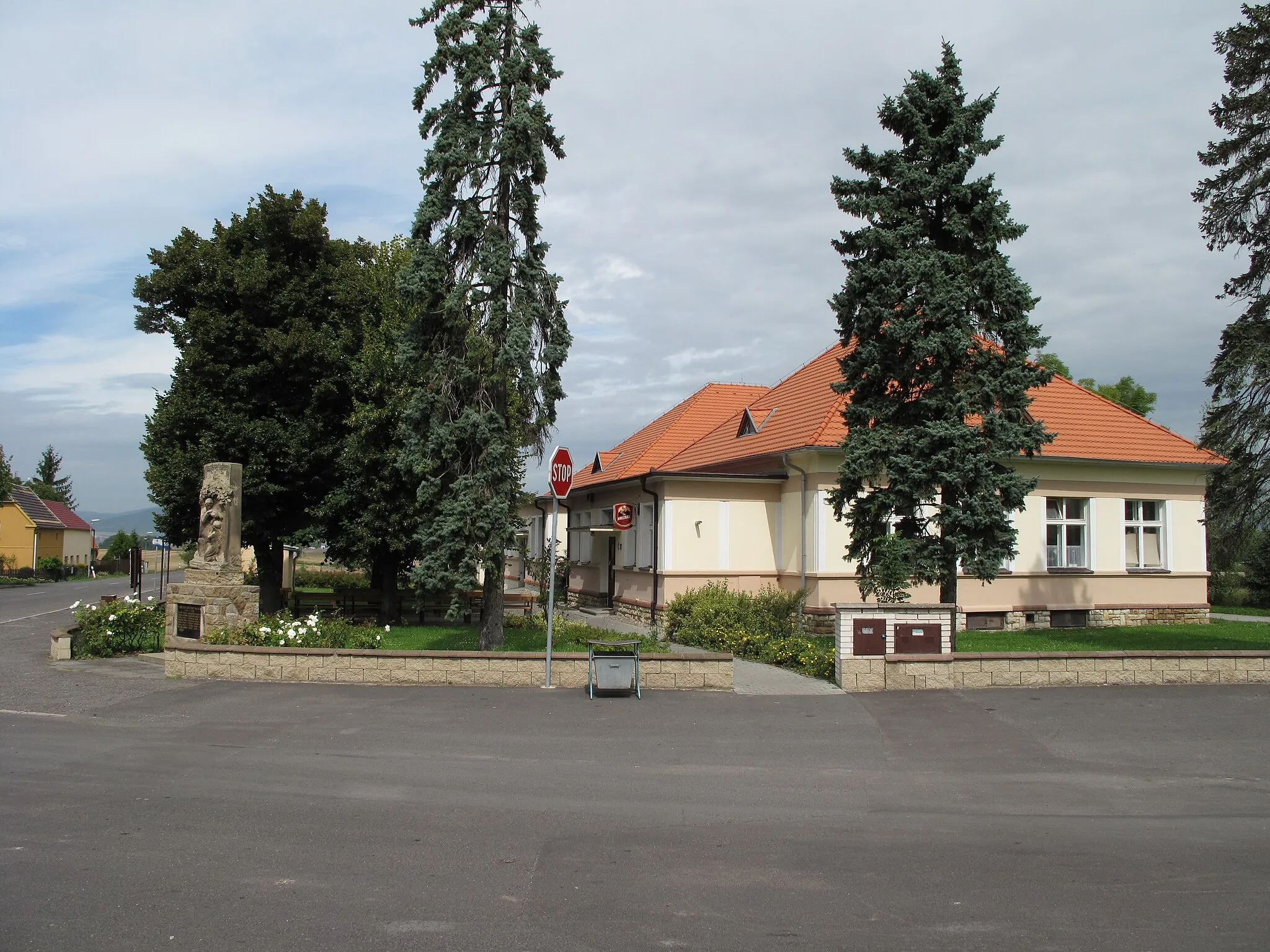 Photo showing: Local pub in Vrbičany village, Litoměřice District, Czech Republic.