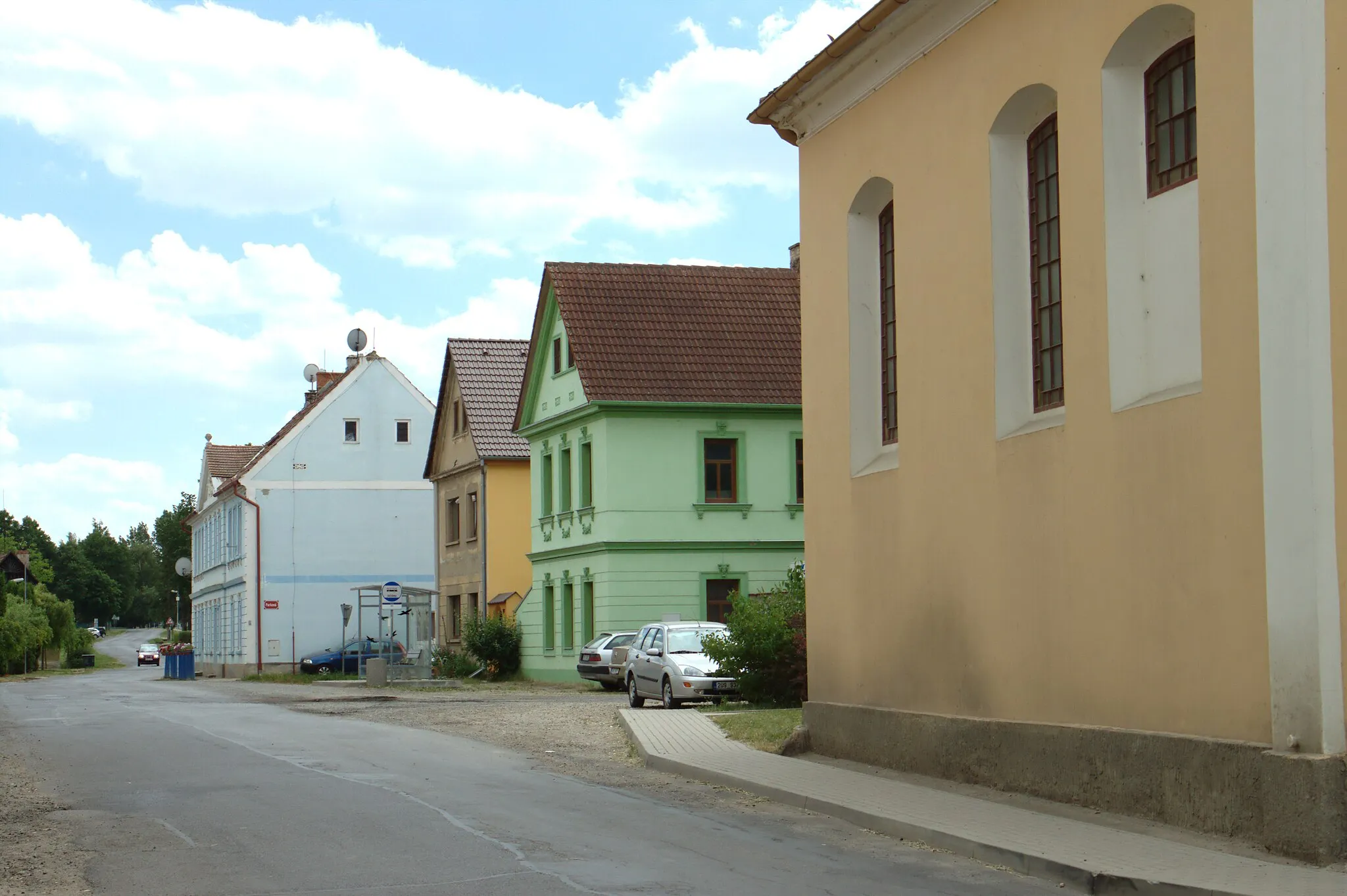 Photo showing: Some buildings near the church in the village of Vrbice, Ústí Region, CZ