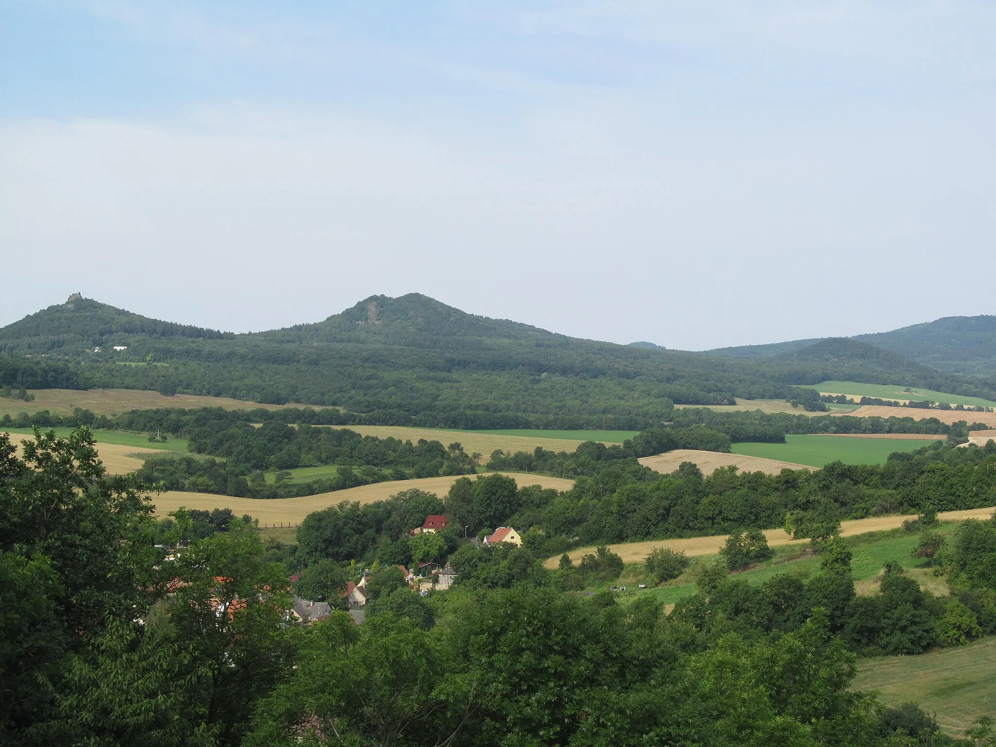 Photo showing: Vlastislav fort hill from Skalka castle (left) Oltářík castle behind