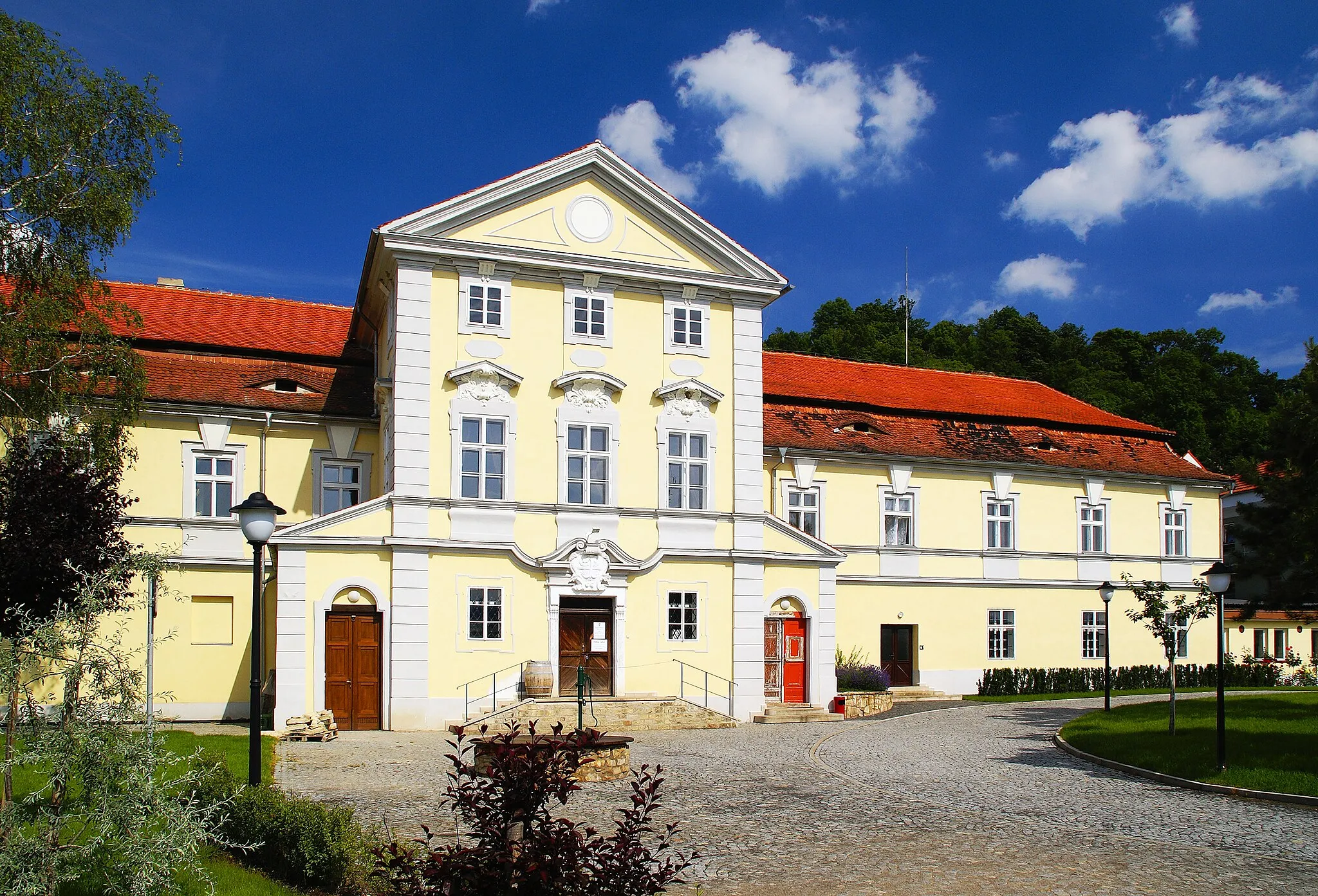 Photo showing: Zámek ve Velkých Žernosekách, v němž sídlí Žernosecké vinařství.