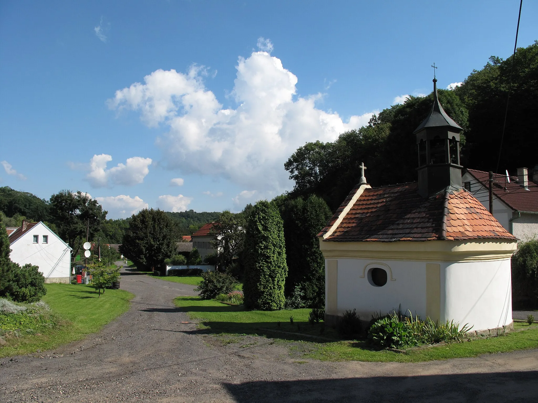 Photo showing: Village square with village chapel in Oparno village (Velemín municipality), Litoměřice District, Czech Republic.