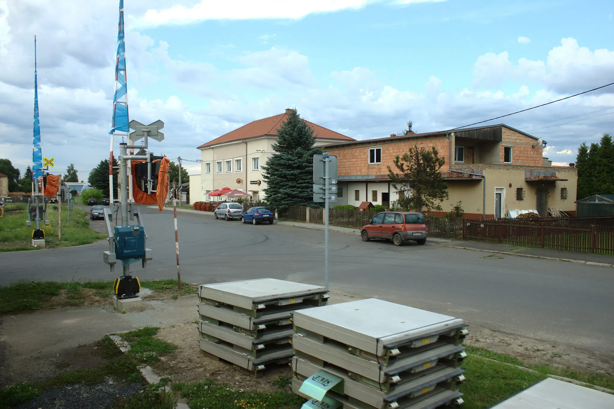 Photo showing: Rail/Road crossing in Sulejovice, Ústí Region, CZ