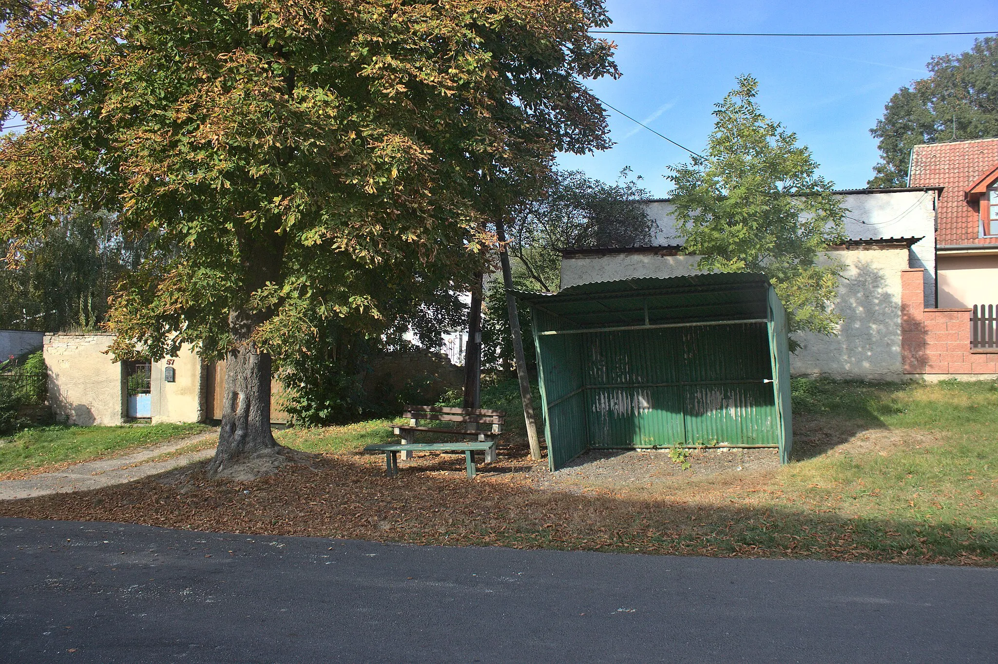 Photo showing: Bus station at the main common in Křešov, Ústí nad Labem Region, CZ