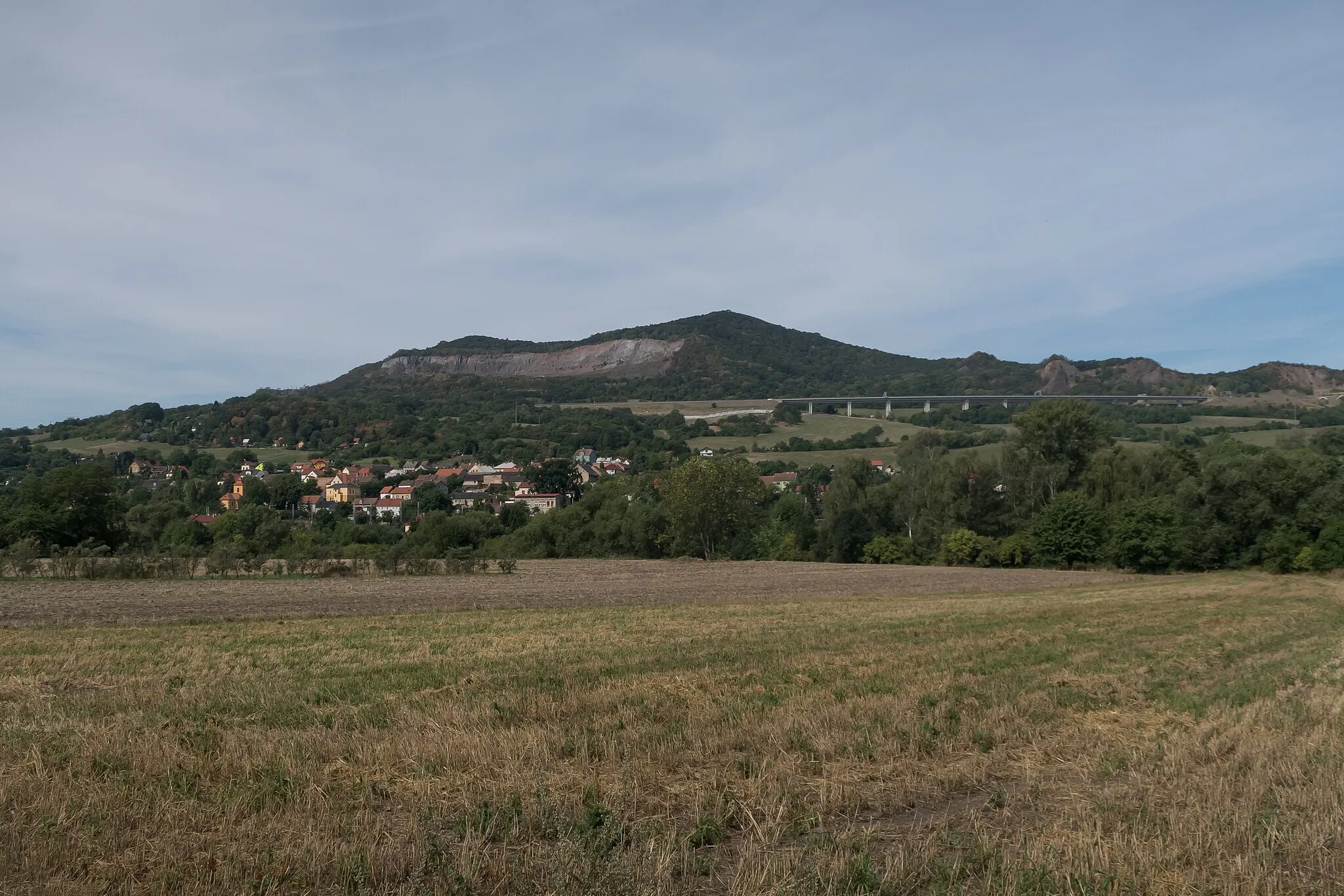 Photo showing: near Prackovice nad Labem, panorama of the town from Libochovany