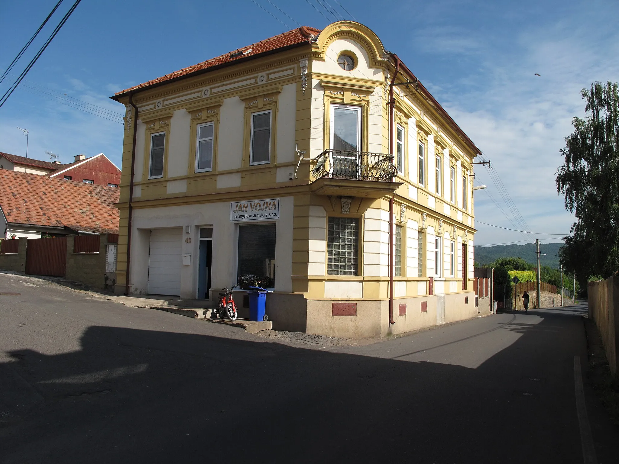 Photo showing: House by road in Prackovice nad Labem village, Litoměřice District, Czech Republic.