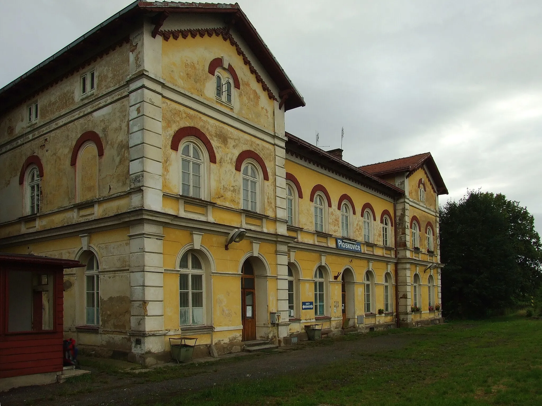 Photo showing: Train station Ploskovice. Ploskovice is a town located near Litoměřice, Ústecký Region, CZ