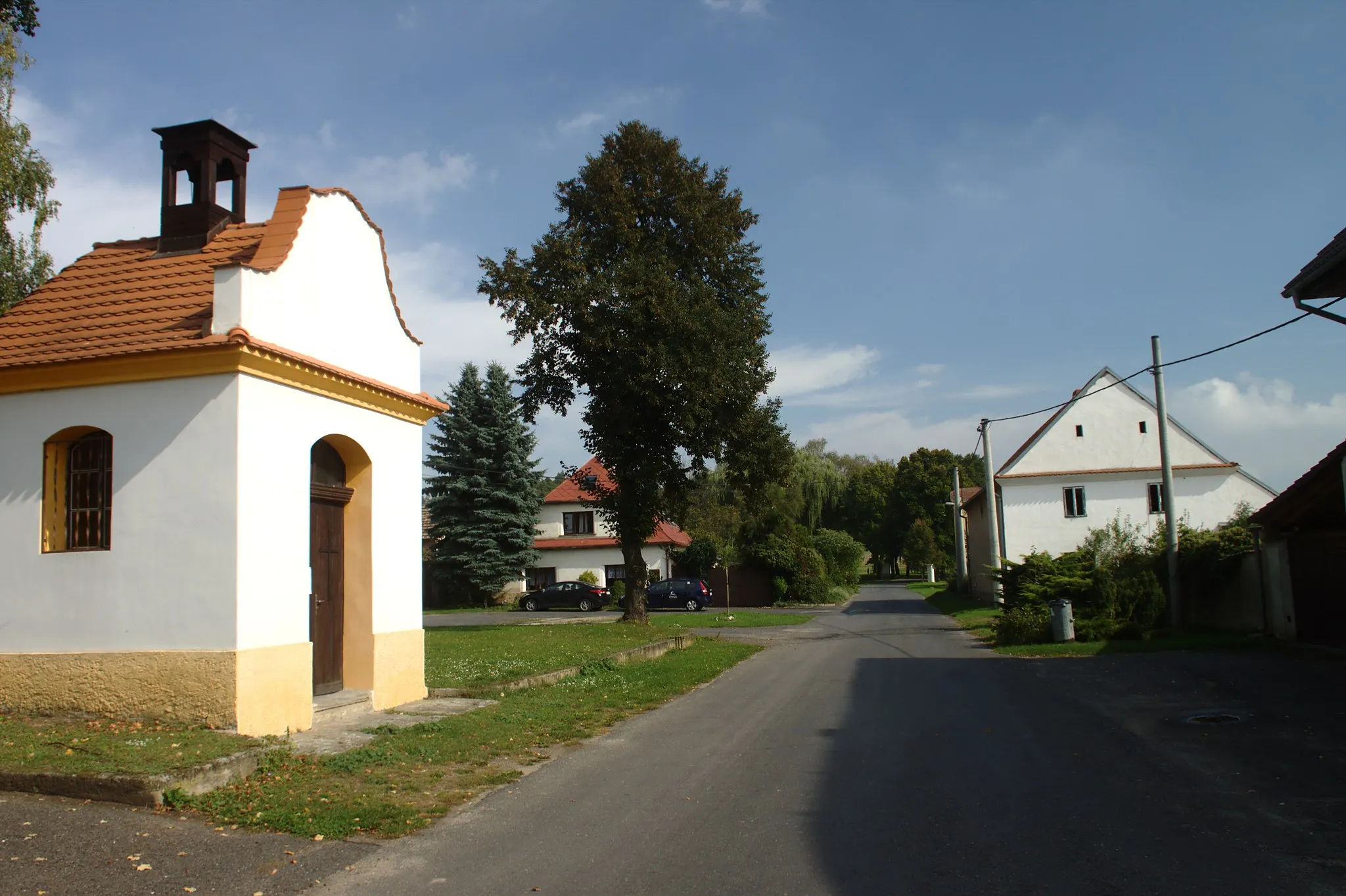 Photo showing: A chapel in the central part of the village of Oleško, Ústí Region, CZ